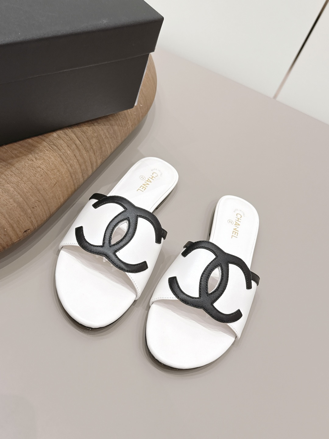 NO:789439,: 'Exclusive top version' CHANE*L Xiaoxiang 2026 vs early spring counter fashion sandals series... [Round-toe color-blocked sandals] Ms. Chanel loves simple and irresistible styles. The combination shows a unique dressing style, free mix and match to shine in place and follow the fashionable pace of Grandma Tongxiang!  !  !  The top-notch craftsmanship and texture are perfectly presented. No matter any details, you can compare them with the counters. You can enter and exit the counters at will with the best quality products!  !  Fabric: Original customized cowhide Lining: Original customized sheepskin Foot pads: Original customized sheepskin Outsole: Original customized leather outsole Heel height: 0.8cm Size: 35-39 (40. Customization is non-returnable) Packaging: Original full set of packaging Color: Official website updated simultaneously, slippers, chanel, chanel, sandals, slippers, cowhide, sheepskin, Leather soles19860909: 《独家顶级版本》  CHANE*L小香2026vs早春专柜时装凉鞋系列……【圆头拼色凉拖】  香奈儿女士钟爱简约又难以抗拒系 搭配展现与众不同的穿搭风格、自由混搭闪耀到位跟紧香奶奶时尚步伐！！！ 顶级工艺质感完美呈现,无论任何细节均可对比专柜,最好级别的顶级货,随意进出专柜！！ 面料: 原版定制牛皮 内里: 原版定制羊皮 垫脚: 原版定制羊皮 大底: 原版定制真皮大底 跟高: 0.8cm 码数: 35-39（40.定制不退换） 包装: 原版全套包装 颜色: 官网同步更新,拖鞋,chanel,chanel,sandals,slippers,cowhide,sheepskin,Leather soles,Women's Shoes