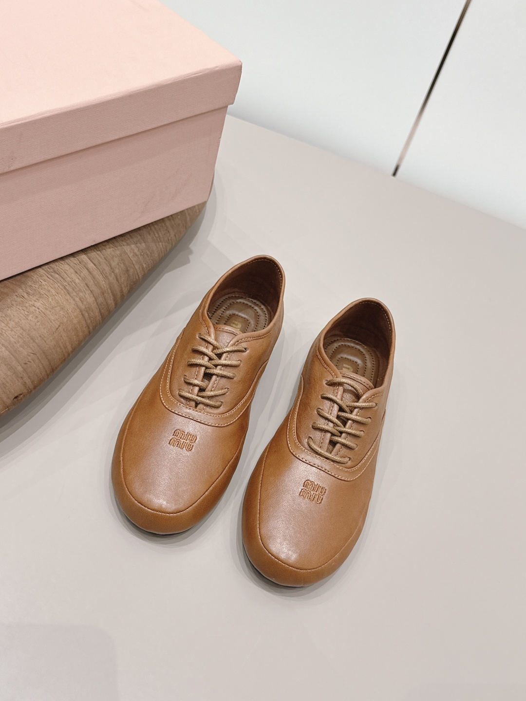 NO:787814,'Exclusive top version' MIUMIU Miu Miu 2026 vs early spring latest catwalk popular shoe series... [Round-toe lace-up flat shoes]  MIUMIU's spring and summer T-stage catwalk show is the same model as 'Dreams Never Sleep'. Miumiu can use it on important occasions. It has a fresh style with a touch of nobility. It is perfect to wear with this shoe. It is elegant and crystal clear, regardless of the material of various accessories.  , all are exclusively customized one to one, and must be zero distance from the original version. The entire series is full of exciting and unexpected combinations of elements, different materials, textures of fabrics, and a strong artistic atmosphere, allowing you to appreciate the ever-changing style of miumiu girls...  Upper: Original customized sheepskin bow craft Lining: Original customized sheepskin Foot pads: Original customized sheepskin Outsole: Original molded sole Heel height: Flat Number of yards: 35-39 (40. Customization is non-returnable) Packaging: Original full set of packaging Color: Official website updated simultaneously, single shoes, miumiu, sheepskin19860909《独家顶级版本》 MIUMIU缪缪2026vs早春最新走秀爆款单鞋系列…… 【圆头系带平底单鞋】 MIUMIU春夏T台走秀网红同款＂造梦不夜城＂,miumiu能在重要场合上用得上了,小清新风带点贵气的感觉,上脚非常完美穿搭配上此鞋,优雅大方,晶莹剔透,无论各种配件材质,都是独家一比一定制,必做到原版零距离,整个系列都充满了令人兴奋和意外的元素结合,不同的材质,肌理的面料的表现,具有极浓的艺术气息,让你领略miumiu女孩的百变风格…… 鞋面:原版定制羊皮蝴蝶结工艺 内里:原版定制羊皮 垫脚:原版定制羊皮 大底:原版开模成型底 跟高:平底 码数:35-39（40.定制不退换) 包装:原版全套包装 颜色:官网同步更新,单鞋,miumiu,sheepskin,Women's Shoes