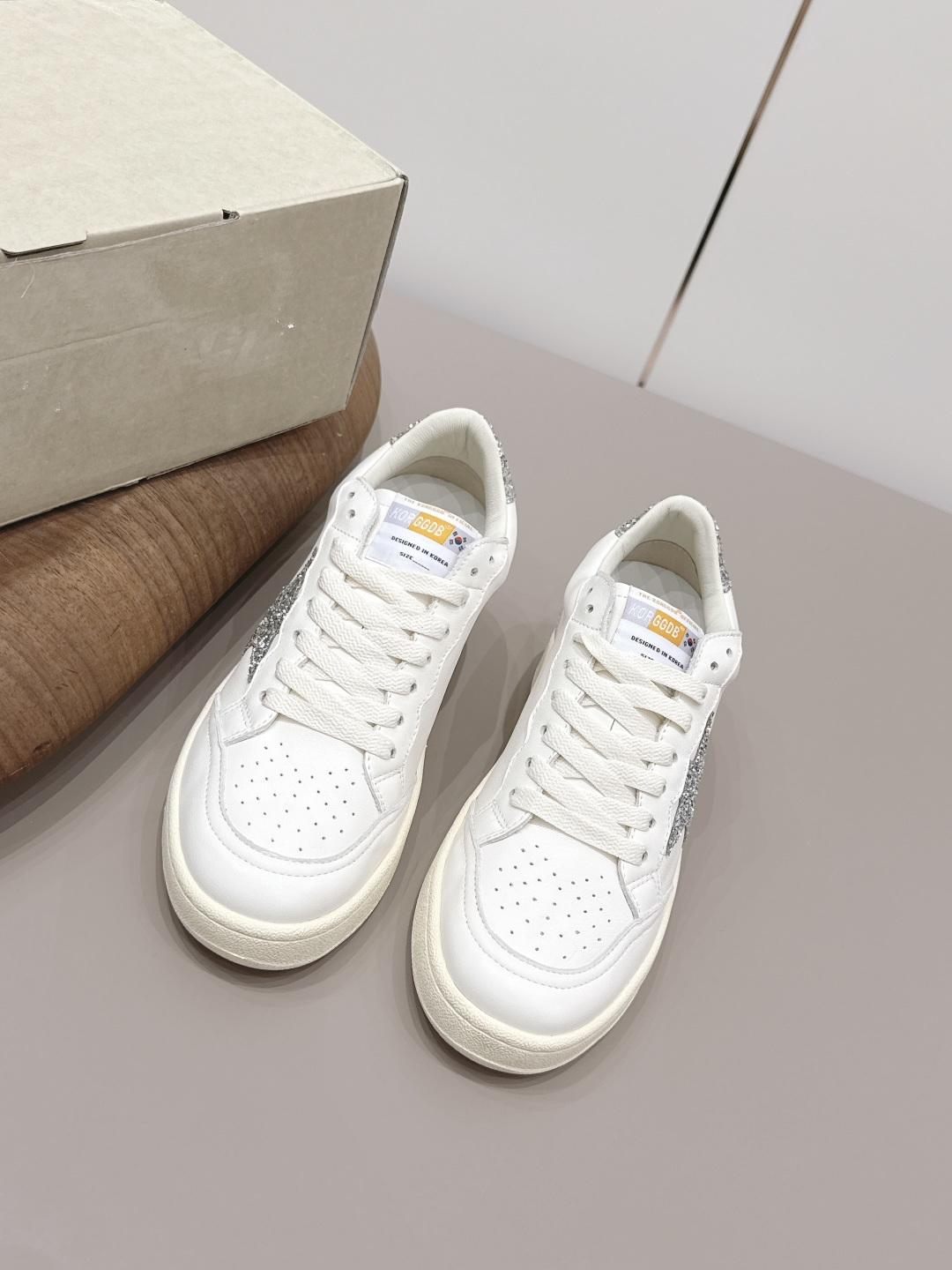 NO:789464,: 'Exclusive top version' GGDB space star~26vs spring and summer new casual dirty shoes series... [Color-blocking thick-soled casual shoes] Breaking the traditional aesthetic, the dirty shoes have been demonstrated on celebrities' private servers. They are so versatile!  You no longer have to worry about washing your shoes!  Fabric: Original customized cowhide color matching process Lining: Original customized sheepskin Foot pads: Original cowhide injection molding Outsole: Original molded TPU outsole Packaging: Original full set of packaging Number of yards: 35-39 (40 customized) Color: Official website updated simultaneously, casual shoes/sports shoes, sneakers, cowhide, sheepskin19860909: 《独家顶级版本》 GGDB space star~26vs春夏新款休闲小脏鞋系列……【拼色厚底休闲鞋】 打破传统审美,小脏鞋做到了明星私服上脚示范 就是这么百搭 ！再也不用担心洗鞋的问题啦！ 面料: 原版定制牛皮拼色工艺 内里: 原版定制羊皮 垫脚: 原版牛皮注塑成型 大底: 原版开模TPU大底 包装: 原版全套包装 码数: 35-39（40定制） 颜色:官网同步更新,休闲鞋/运动鞋,sneakers,cowhide,sheepskin,Women's Shoes