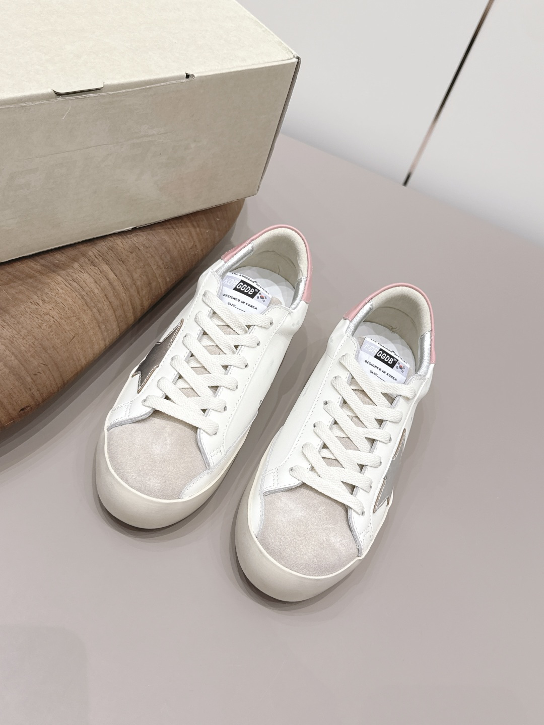 NO:789458,: 'Exclusive top version' GGDB space star~26vs spring and summer new casual dirty shoes series... [Color-blocking thick-soled casual shoes] Breaking the traditional aesthetic, the dirty shoes have been demonstrated on celebrities' private servers. They are so versatile!  You no longer have to worry about washing your shoes!  Fabric: Original customized cowhide color matching process Lining: Original customized sheepskin Foot pads: Original cowhide injection molding Outsole: Original molded TPU outsole Packaging: Original full set of packaging Number of yards: 35-39 (40 customized) Color: Official website updated simultaneously, casual shoes/sports shoes, sneakers, cowhide, sheepskin19860909: 《独家顶级版本》 GGDB space star~26vs春夏新款休闲小脏鞋系列……【拼色厚底休闲鞋】 打破传统审美,小脏鞋做到了明星私服上脚示范 就是这么百搭 ！再也不用担心洗鞋的问题啦！ 面料: 原版定制牛皮拼色工艺 内里: 原版定制羊皮 垫脚: 原版牛皮注塑成型 大底: 原版开模TPU大底 包装: 原版全套包装 码数: 35-39（40定制） 颜色:官网同步更新,休闲鞋/运动鞋,sneakers,cowhide,sheepskin,Women's Shoes