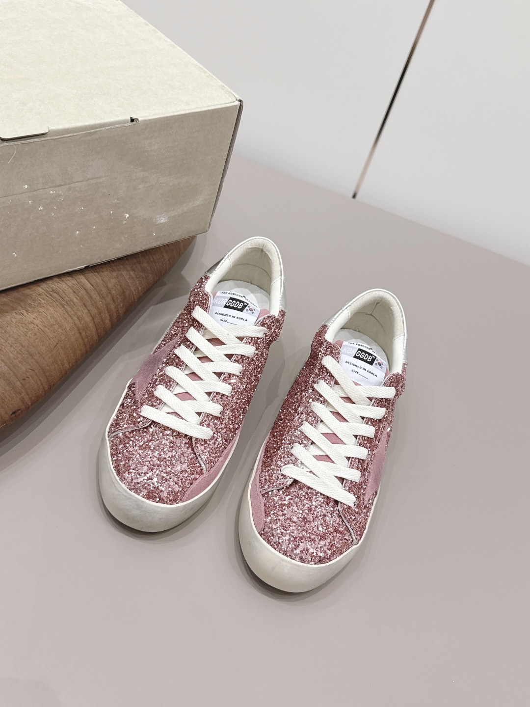 NO:789461,: 'Exclusive top version' GGDB space star~26vs spring and summer new casual dirty shoes series... [Color-blocking thick-soled casual shoes] Breaking the traditional aesthetic, the dirty shoes have been demonstrated on celebrities' private servers. They are so versatile!  You no longer have to worry about washing your shoes!  Fabric: Original customized cowhide/grete color matching process Lining: Original customized sheepskin Foot pads: Original cowhide injection molding Outsole: Original molded TPU outsole Packaging: Original full set of packaging Number of yards: 35-39 (40 customized) Color: Official website updated simultaneously, casual shoes/sports shoes, sneakers, cowhide, sheepskin19860909: 《独家顶级版本》 GGDB space star~26vs春夏新款休闲小脏鞋系列……【拼色厚底休闲鞋】 打破传统审美,小脏鞋做到了明星私服上脚示范 就是这么百搭 ！再也不用担心洗鞋的问题啦！ 面料: 原版定制牛皮/格雷特拼色工艺 内里: 原版定制羊皮 垫脚: 原版牛皮注塑成型 大底: 原版开模TPU大底 包装: 原版全套包装 码数: 35-39（40定制） 颜色:官网同步更新,休闲鞋/运动鞋,sneakers,cowhide,sheepskin,Women's Shoes