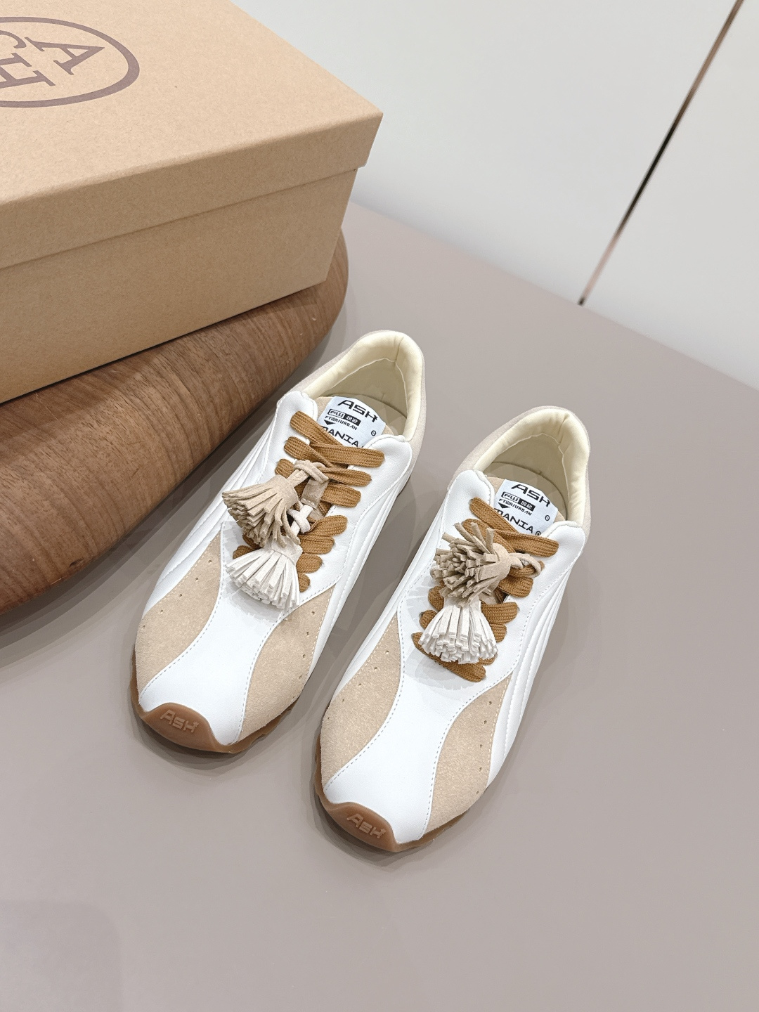 NO:789467,: 'Exclusive top version' ASH Ai Xi niche ~ 2026 vs spring and summer Internet celebrity hot casual series... [Round toe color matching casual shoes] Original purchase, development and production ASH has a unique American retro style, with a solid leather shoe body and a versatile appearance with a retro atmosphere, paired with the brand's classic American flag logo. It has won the love of many fashion celebrities. BLACKPINKRose is more often worn in private outfits. ASH Ai Xi shoes are neat and stylish...  Fabric original customized cowhide/cow leather/ski cloth lining original customized sheepskin foot pads original customized sheepskin outsole original molded TPU foam combination bottom packaging original full set of packaging code number 35-39 (40. Customization is non-refundable) Color: official website updated simultaneously, casual shoes/sports shoes, sneakers, cowhide, sheepskin19860909: 《独家顶级版本》  ASH艾熙小众～2026vs春夏网红爆款休闲系列…【圆头拼色休闲鞋】  原版购入开发 做货 ASH富有独特美式复古风格,以扎实的皮革鞋身与复古氛围的百搭外型,配搭品牌经典的美国国旗标志,获得许多时尚名人的喜爱,BLACKPINKRose 更经常于私下穿搭中穿戴 ASH艾熙鞋款,俐落有型… 面料原版定制牛皮/牛猄/滑雪布 内里原版定制羊皮 垫脚原版定制羊皮 大底原版开模TPU发泡组合底 包装原版全套包装 码数35-39（40.定制不退换） 颜色:官网同步更新,休闲鞋/运动鞋,sneakers,cowhide,sheepskin,Women's Shoes