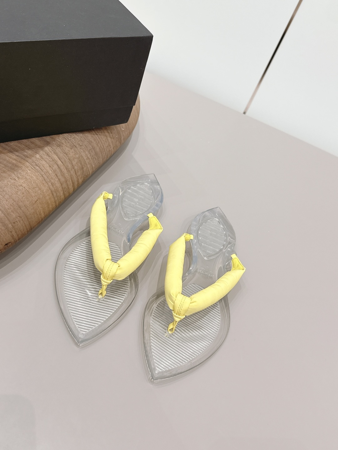 NO:789422,: 'Exclusive top version' ALAIA niche 2026 vs spring and summer fashion sandals series... [Pointed thong sandals] Exquisite and elegant, but also fashionable. Comfortable on the feet... Fabric original customized silk cloth Lining original customized silk cloth Foot pad original open mold TPU one-piece molding Outsole original open mold TPU one-piece molding Code number 35-40 (41.42. Customization is not returnable) Heel height 2.5cm  Original color package, split-toe shoes, alaia, sandals, real silk19860909: 《独家顶级版本》  ALAIA阿莱娅小众2026vs春夏时装凉鞋系列……【尖头夹趾凉拖】 精致优雅的同时,还具有时髦感.上脚舒适… 面料原版定制真丝布 内里原版定制真丝布 垫脚原版开模TPU一体成型 大底原版开模TPU一体成型 码数35-40（41.42.定制不退换） 跟高2.5cm 颜色原版全套包装,分趾鞋,alaia,sandals,real silk,Women's Shoes