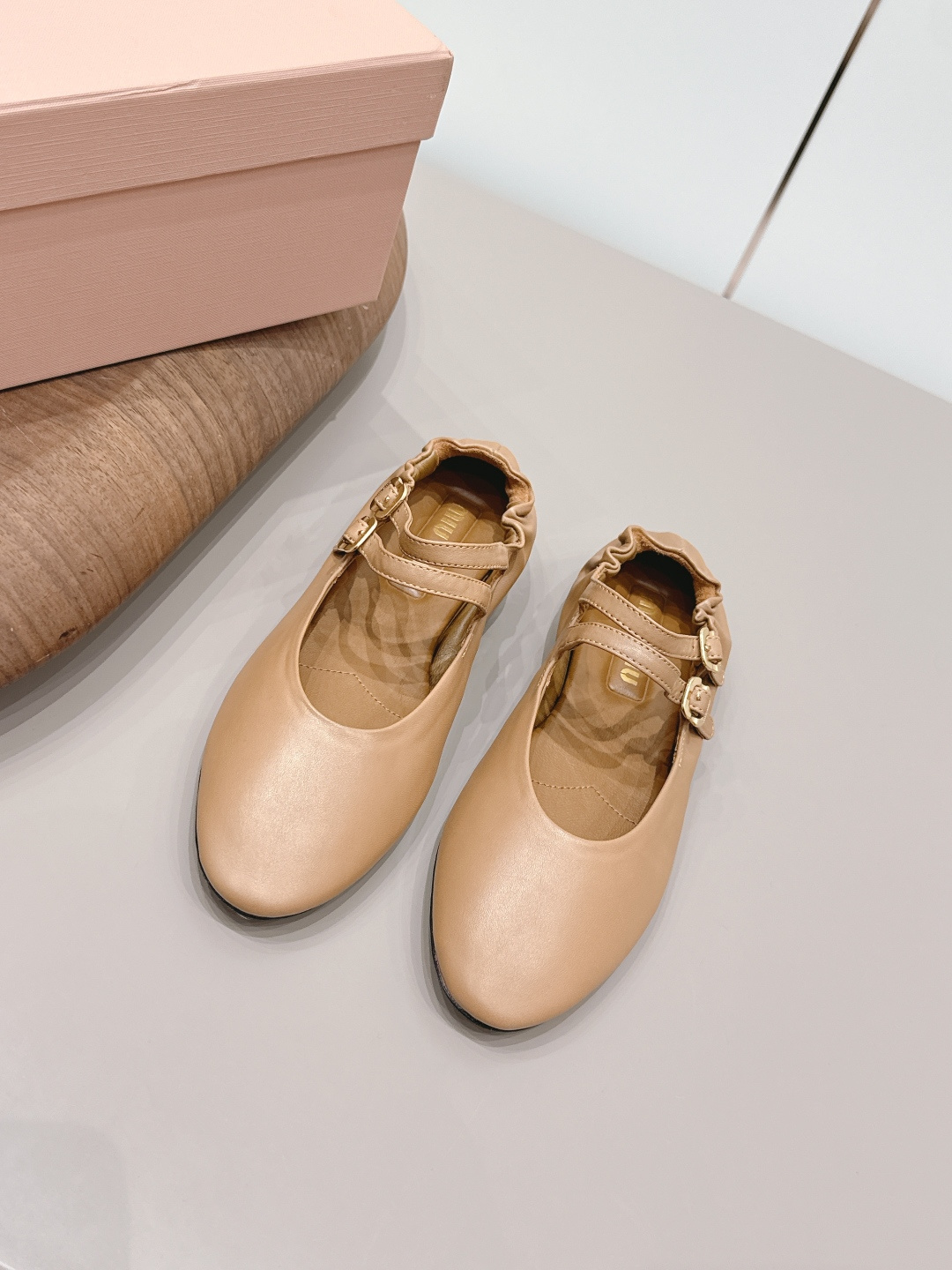 NO:789440,'Exclusive top version' MIUMIU Miu Miu 2026 vs early spring latest catwalk hot-selling single shoe series... [Round-toe double-strap single shoes]  MIUMIU's spring and summer T-stage catwalk show is the same model as 'Dreams Never Sleep'. Miumiu can use it on important occasions. It has a fresh style with a touch of nobility. It is perfect to wear with this shoe. It is elegant and crystal clear, regardless of the material of various accessories.  , all are exclusively customized one to one, and must be zero distance from the original version. The entire series is full of exciting and unexpected combinations of elements, different materials, textures of fabrics, and a strong artistic atmosphere, allowing you to appreciate the ever-changing style of miumiu girls...  Upper: Original customized sheepskin double-strap craftsmanship Lining: Original customized sheepskin Foot pad: Original customized sheepskin Outsole: Original customized genuine leather Heel height: Flat Size: 35-39 (40.41. Customization is non-refundable) Packaging: Original full set of packaging Color: Official website updated simultaneously, casual shoes/sports shoes, miumiu, sneakers, sheepskin19860909《独家顶级版本》 MIUMIU缪缪2026vs早春最新走秀爆款单鞋系列…… 【圆头双带单鞋】 MIUMIU春夏T台走秀网红同款＂造梦不夜城＂,miumiu能在重要场合上用得上了,小清新风带点贵气的感觉,上脚非常完美穿搭配上此鞋,优雅大方,晶莹剔透,无论各种配件材质,都是独家一比一定制,必做到原版零距离,整个系列都充满了令人兴奋和意外的元素结合,不同的材质,肌理的面料的表现,具有极浓的艺术气息,让你领略miumiu女孩的百变风格…… 鞋面:原版定制羊皮双带工艺 内里:原版定制羊皮 垫脚:原版定制羊皮 大底:原版定制真皮 跟高:平底 码数:35-39（40.41.定制不退换) 包装:原版全套包装 颜色:官网同步更新,休闲鞋/运动鞋,miumiu,sneakers,sheepskin,Women's Shoes