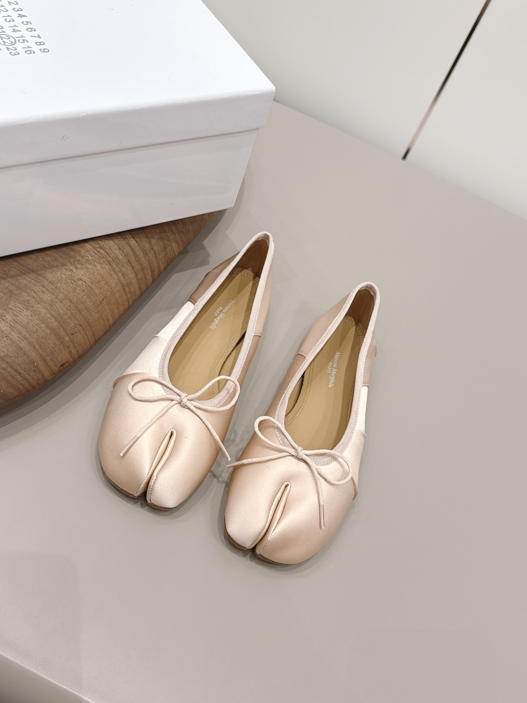 NO:789428,: 'Exclusive top version' long-term production of Maison Margiela 26 vs early spring new fashion shoes series... [Split-toe bow shoes] The original version creates a one-to-one comfort, better wrapping, full of personality, and easy to match with various styles of clothes... Fabric: Original customized silk cloth/wrinkle technology Lining: Original customized water-dyed sheepskin Foot pads: Original customized water-dyed sheepskin Outsole: Original customized leather combination sole Heel height: 0.8cm  Size: 35-39 (40.41. Customization is non-refundable) Packaging: Original full set of packaging Color: Official website updated simultaneously, split-toe shoes, masion margiela, sheepskin, real silk19860909: 《独家顶级版本》长期做货 Maison Margiela马吉拉26vs早春新款时装单鞋系列……【分趾蝴蝶结单鞋】 原版一比一打造舒适度,包裹性都比较好,个性十足,很好驾驭各种风格衣服搭配…… 面料: 原版定制真丝布/折皱工艺 内里: 原版定制水染羊皮 垫脚: 原版定制水染羊皮 大底: 原版定制真皮组合底 跟高: 0.8cm 码数: 35-39（40.41.定制不退换） 包装:原版全套包装 颜色:官网同步更新,分趾鞋,masion margiela,sheepskin,real silk,Women's Shoes