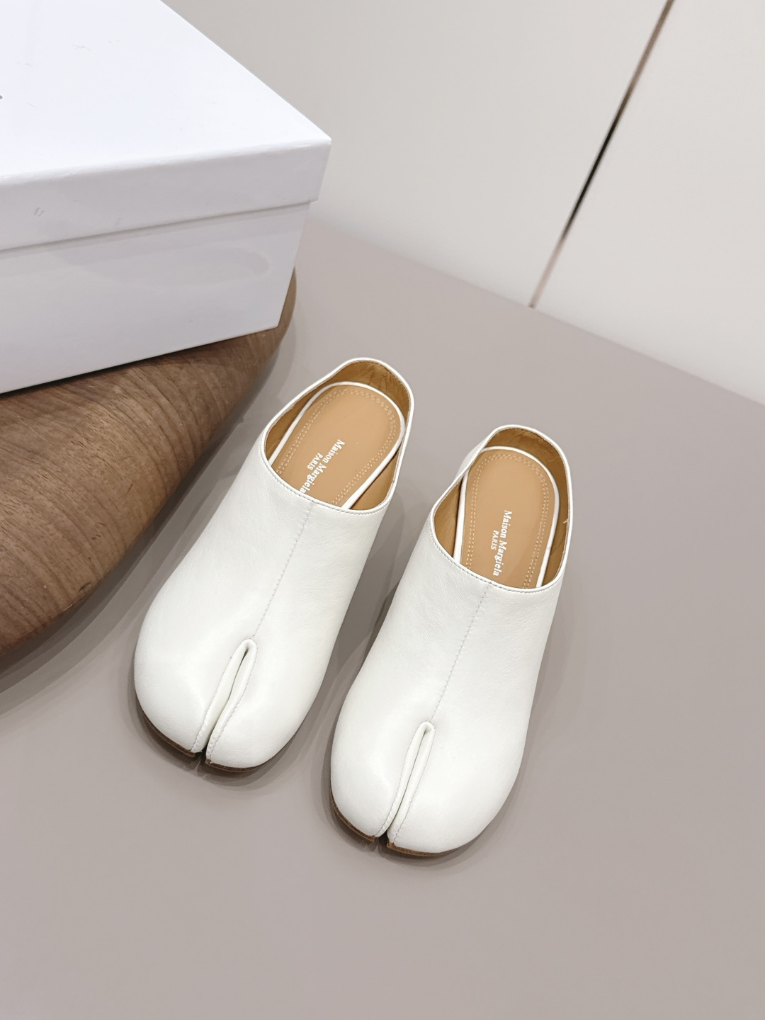 NO:789425,: 'Exclusive top version' long-term production of Maison Margiela 26 vs early spring new fashion shoes series... [Split-toe thick heel half-slip shoes] The original version provides one-to-one comfort, better wrapping, full personality, and easy to match with various styles of clothes... Fabric: Original customized calfskin Lining: Original customized water-dyed sheepskin Foot pads: Original customized water-dyed sheepskin Outsole: Original customized leather combination sole Heel height: 6cm Size:  35-39 (40.41. Customization is non-refundable) Packaging: Original full set of packaging Color: Official website updated simultaneously, split-toe shoes, masion margiela, cowhide, sheepskin19860909: 《独家顶级版本》长期做货 Maison Margiela马吉拉26vs早春新款时装单鞋系列……【分趾粗跟半拖单鞋】 原版一比一打造舒适度,包裹性都比较好,个性十足,很好驾驭各种风格衣服搭配…… 面料: 原版定制小牛皮 内里: 原版定制水染羊皮 垫脚: 原版定制水染羊皮 大底: 原版定制真皮组合底 跟高: 6cm 码数: 35-39（40.41.定制不退换） 包装:原版全套包装 颜色:官网同步更新,分趾鞋,masion margiela,cowhide,sheepskin,Women's Shoes
