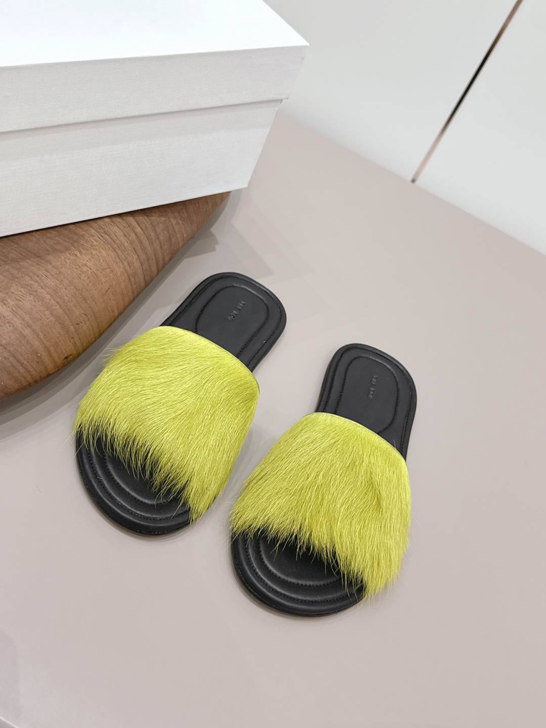 NO:789418,: 'Exclusive top version' THE ROW niche trendy brand 26 vs new spring and summer sandals series... [Round-headed wool flat sandals] The original version has better comfort and wrapping properties than the original one. Full of personality, it is easy to match with various styles of clothes... Fabric: Original customized wool Lining: Original customized sheepskin Foot pads: Original customized sheepskin Outsole: Original customized leather combination sole Heel height: 0.6cm Packaging: Original complete package Code number:  35-39 (40. Customization is non-returnable) Colors are updated simultaneously on the official website, slippers, sandals, slippers, sheepskin19860909: 《独家顶级版本》 THE ROW小众潮牌26vs春夏新款凉鞋系列……【圆头羊毛平底凉拖】 原版一比一打造舒适度、包裹性都比较好.个性十足,很好驾驭各种风格衣服搭配…… 面料: 原版定制羊毛 内里: 原版定制羊皮 垫脚: 原版定制羊皮 大底: 原版定制真皮组合底 跟高: 0.6cm 包装: 原版全套包装 码数: 35-39（40.定制不退换） 颜色官网同步更新,拖鞋,sandals,slippers,sheepskin,Women's Shoes