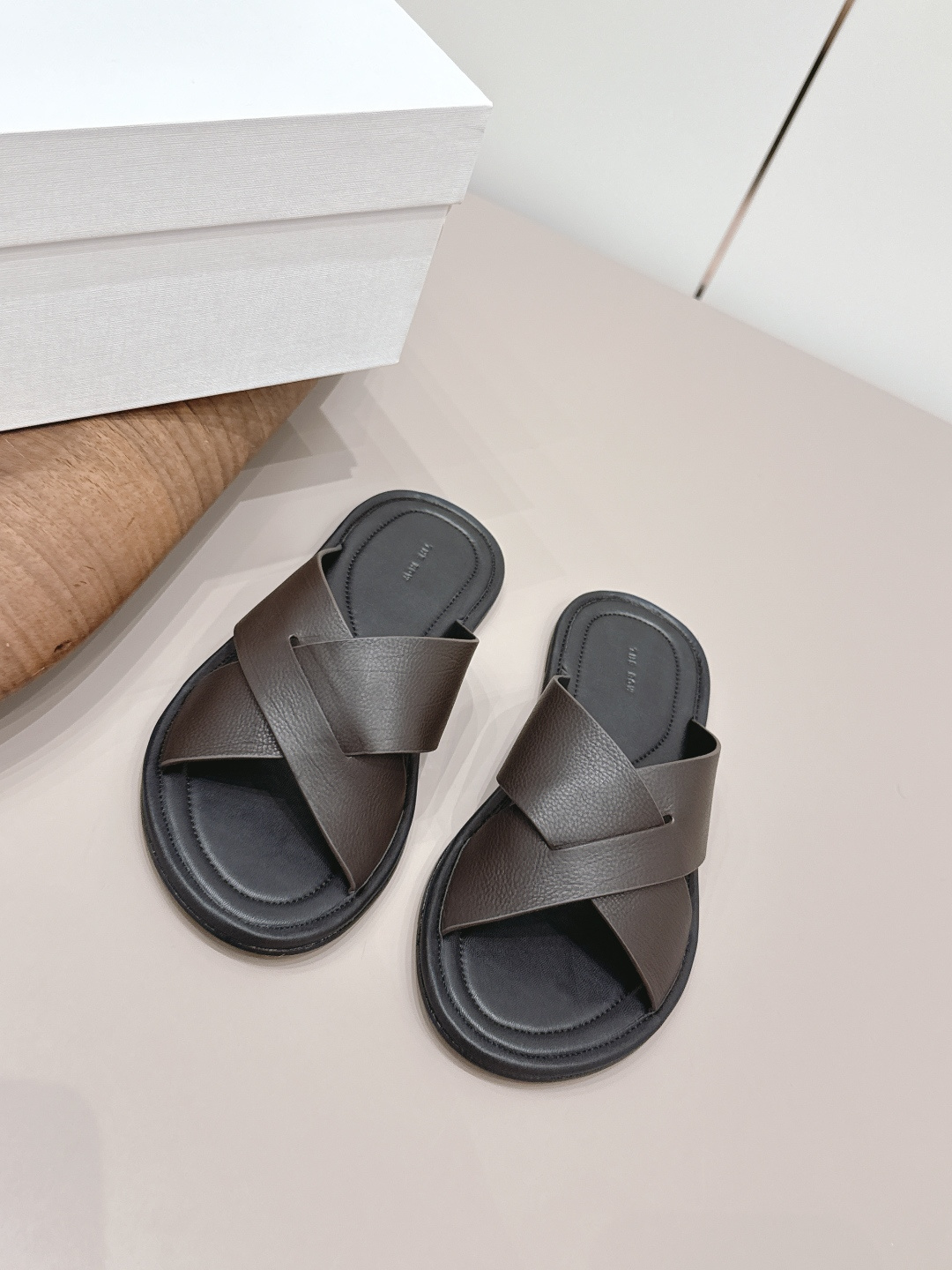 NO:789415,: 'Exclusive top version' THE ROW niche trendy brand 26 vs new spring and summer sandals series... [Round-toe flat sandals] The original version has better comfort and wrapping than the original version. It is full of personality and easy to match with various styles of clothes... Fabric: Original customized cowhide Lining: Original customized sheepskin Foot pads: Original customized sheepskin Outsole: Original customized leather combination sole Heel height: 0.6cm Packaging: Original full set of packaging Code number:  35-39 (40. Customization is non-returnable) Colors are updated simultaneously on the official website, slippers, sandals, slippers, cowhide, sheepskin19860909: 《独家顶级版本》 THE ROW小众潮牌26vs春夏新款凉鞋系列……【圆头平底凉拖】 原版一比一打造舒适度、包裹性都比较好.个性十足,很好驾驭各种风格衣服搭配…… 面料: 原版定制牛皮 内里: 原版定制羊皮 垫脚: 原版定制羊皮 大底: 原版定制真皮组合底 跟高: 0.6cm 包装: 原版全套包装 码数: 35-39（40.定制不退换） 颜色官网同步更新,拖鞋,sandals,slippers,cowhide,sheepskin,Women's Shoes