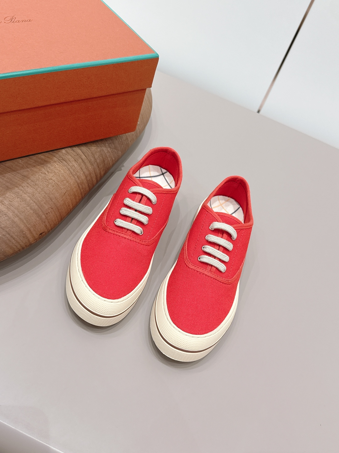 NO:789438,Couple fabric cover 'Exclusive top version' Lor*Pian*26 vs the latest spring and summer couple casual shoes series... [Couple thick-soled casual shoes] - Italian high-end brand Loro Piana was founded on April 24, 2019. It is Italy's top luxury brand, starting from cashmere. It comes from Italy and pursues quality and craftsmanship, integrating innovative technology and Italian traditional style. This brand has always been very low-key, but it should be considered a dad-level presence in luxury goods.  Lp pendant loafers, there are not many shoes in mainland China, but the products are very good. Impeccable quality and luxurious materials are the pride of the Loro Piana brand, and these suede leather shoes happen to be both in one, which is impressive~ After you buy their shoes, many brands of shoes will not want to wear them. This is the evaluation of people who have worn this shoe. Wearing it for a day will not tire your feet or grind your feet. This is because of the strict requirements on the material, so you can have such a beautiful feeling...  Fabric: Original customized military canvas Lining: Original customized high-density cloth Foot: Original customized injection molding Outsole: Original open-molded TPU molded bottom Size: 35-44 (41.42 for women, 45.46 for men. Customized) Packaging: Fully upgraded packaging Color: Official website updated simultaneously, casual shoes/sports shoes, loro piana, loro piana, loafers, sneakers19860909情侣布面《独家顶级版本》 Lor*Pian*26vs春夏最新情侣休闲鞋系列……【情侣厚底休闲鞋】 ——意大利高级品牌Loro Piana创立于194月24日,是意大利顶级奢侈品牌,以羊绒起家, 来自意大利的它追求质量和手工,融创新技术与意大利传统风格为一体.这个牌子一直很低调,但是在奢侈品里应该也算是爸爸级的存在, Lp吊坠乐福鞋,的鞋子一共在大陆也没开几家,但东西却非常好.无可挑剔的品质和奢华的材质是Loro Piana品牌的骄傲,而这款绒面革单鞋恰好集两者于一身,令人印象深刻～当你买过它家的鞋子后,很多牌子的鞋子都不想穿了,这是穿过这款鞋的人对其的评价,穿一天不会累脚也不会磨脚,这就是对材质的要求苛刻,才会有这般美好的感觉…… 面料: 原版定制军工帆布 内里: 原版定制高密度布 垫脚: 原版定制注塑成型 大底: 原版开模TPU成型底 码数: 35-44（女41.42.男45.46.定制） 包装:全面升级包装 颜色:官网同步更新,休闲鞋/运动鞋,loro piana,loro piana,loafers,sneakers,Women's Shoes