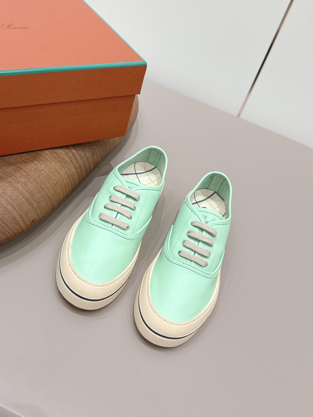 NO:789436,Couple Leather 'Exclusive Top Version' Lor*Pian*26vs the latest series of casual shoes for couples in spring and summer... [Thick-soled Casual Shoes for Couples] - The Italian high-end brand Loro Piana was founded on April 24, 2019. It is a top Italian luxury brand. It started with cashmere. It comes from Italy and pursues quality and craftsmanship, integrating innovative technology with traditional Italian style. This brand has always been very low-key, but it should be considered a dad-level presence in luxury goods.  Lp pendant loafers, there are not many shoes in mainland China, but the products are very good. Impeccable quality and luxurious materials are the pride of the Loro Piana brand, and these suede leather shoes happen to be both in one, which is impressive~ After you buy their shoes, many brands of shoes will not want to wear them. This is the evaluation of people who have worn this shoe. Wearing it for a day will not tire your feet or grind your feet. This is because of the strict requirements on the material, so you can have such a beautiful feeling...  Fabric: Original customized cowhide Lining: Original customized high-density cloth Foot: Original customized injection molding Outsole: Original open-molded TPU molded bottom Size: 35-44 (41.42 for women, 45.46 for men. Customized) Packaging: Fully upgraded packaging Color: Official website updated simultaneously, casual shoes/sports shoes, loro piana, loro piana, loafers, sneakers, cowhide19860909情侣皮面《独家顶级版本》 Lor*Pian*26vs春夏最新情侣休闲鞋系列……【情侣厚底休闲鞋】 ——意大利高级品牌Loro Piana创立于194月24日,是意大利顶级奢侈品牌,以羊绒起家, 来自意大利的它追求质量和手工,融创新技术与意大利传统风格为一体.这个牌子一直很低调,但是在奢侈品里应该也算是爸爸级的存在, Lp吊坠乐福鞋,的鞋子一共在大陆也没开几家,但东西却非常好.无可挑剔的品质和奢华的材质是Loro Piana品牌的骄傲,而这款绒面革单鞋恰好集两者于一身,令人印象深刻～当你买过它家的鞋子后,很多牌子的鞋子都不想穿了,这是穿过这款鞋的人对其的评价,穿一天不会累脚也不会磨脚,这就是对材质的要求苛刻,才会有这般美好的感觉…… 面料: 原版定制牛皮 内里: 原版定制高密度布 垫脚: 原版定制注塑成型 大底: 原版开模TPU成型底 码数: 35-44（女41.42.男45.46.定制） 包装:全面升级包装 颜色:官网同步更新,休闲鞋/运动鞋,loro piana,loro piana,loafers,sneakers,cowhide,Women's Shoes