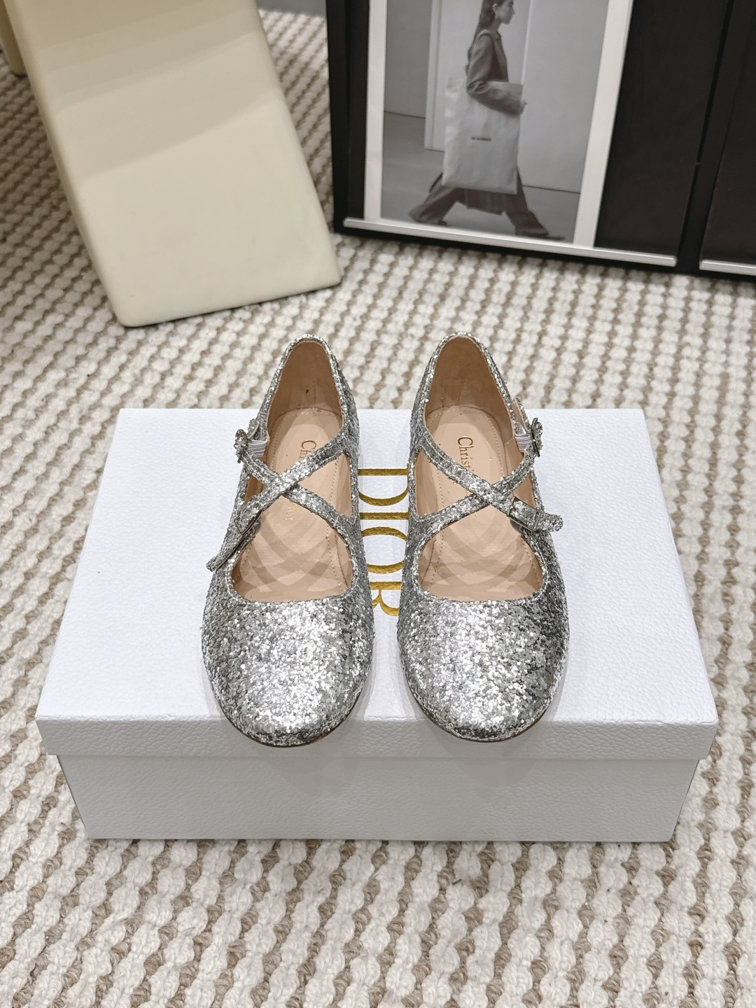 NO:788508,Purchasing-grade Dior 2026 new spring and summer flat-soled round-toe Mary Jane loafers. This is a Dior Mary Jane shoe with a classic cross-strap design. The upper is covered with fine glitter and has an eye-catching halo. It is a powerful tool to create a sense of sophistication and girlishness. The shoe shape is flat-soled or low-heeled, highly comfortable and suitable for long-term wear.  The fabric is Grete + electric embroidery mesh, the lining is sheepskin, and the outsole is genuine leather. It has a sense of quality and is suitable for most foot types. Whether it is daily commuting, dating, parties, or formal occasions such as weddings and annual meetings, it can be easily controlled. It is a versatile and stylish 'ambience item'. Size 35-39 (40.41 custom-made, non-refundable), Mary Jane, dior, dior, loafers, mary jane, sheepskin19860909代购级 Dior 迪奥 2026春夏新款 平底 圆头 玛丽珍 乐福鞋 这是一款Dior迪奥玛丽珍鞋,采用经典的交叉绑带设计,鞋面布满细密闪粉,自带吸睛光环,是打造精致感与少女感的利器.鞋型为平底或低跟设计,舒适度高,适合长时间穿着. 面料为格力特+电绣网布,内里为羊皮,大底为真皮,品质感在线,适合大多数脚型.无论是日常通勤、约会、派对,还是婚礼、年会等正式场合,它都能轻松驾驭,是百搭又出片的“氛围感单品”. Size 35-39（40.41定做不退换）,玛丽珍,dior,dior,loafers,mary jane,sheepskin,Women's Shoes