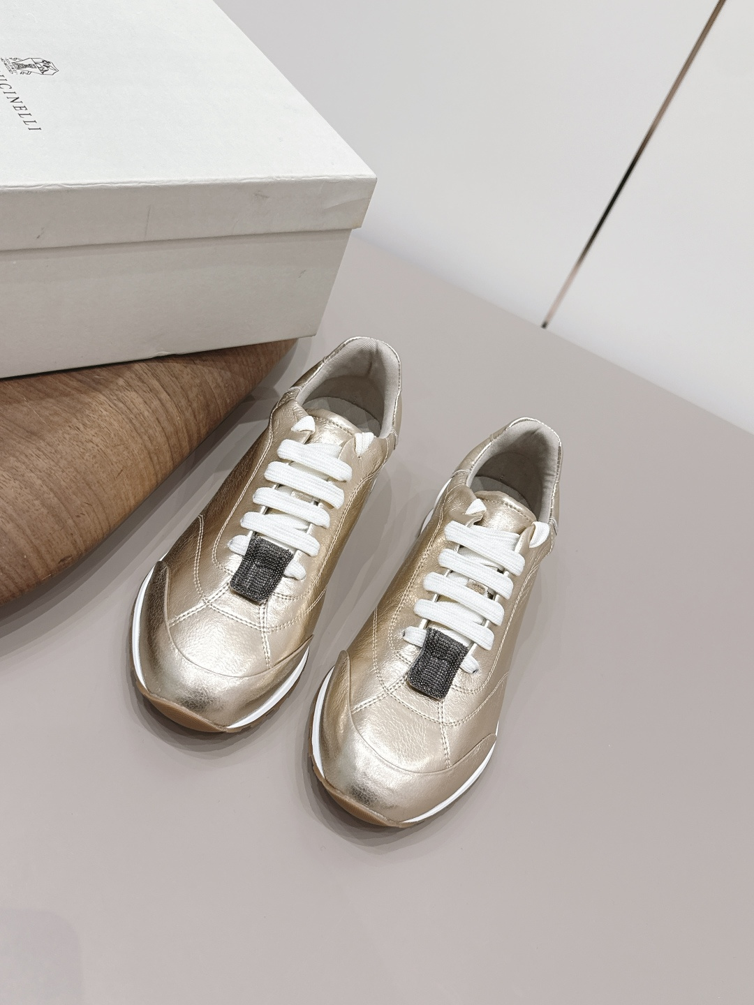 NO:789432,'Exclusive Top Edition' BrunelloCucinell*·BC 26vs the latest casual series in early spring... Casual shoes have always been very feminine, elegant, refined, not hasty or slow, and have a kind of temperament that many loafers cannot match. But if pointed-toe high-heeled shoes are tired after being worn for a long time, then a pair of round-toe thick-soled casual shoes that are easy to wear and look good are just needed. Imported deerskin, fine leather, and the feel of the foot is very important. Needless to say, this needs no more explanation. Women know the importance of a good pair of shoes.  To avoid all kinds of friction and wear on your feet, a delicate texture is a must... Fabric: Original customized sheepskin Lining: Original customized sheepskin Foot pads: Original customized sheepskin Outsole: Original molded TPU combination sole Bottom height: 3cm Size: 35-39 (40.41.42. Customized non-returnable) Packaging: Original full set of packaging Color: Official website updated simultaneously, casual shoes/sports shoes, brunello  cucinelli,loafers,high heels,sneakers,sheepskin19860909《独家顶级版》BrunelloCucinell*·BC 26vs早春最新休闲系列… 休闲鞋一贯是很有女人味的 优雅 精致不急不缓 是有一种气质的这是很多乐福鞋比拟不了的 但是如果尖头高跟鞋穿久了累 那么一双好穿好看的圆头厚底休闲鞋就是刚需了 进口鹿皮 皮质细腻 脚感很重要 这个不需要多说 女人太懂一双好鞋的重要性了 避免各种摩擦磨脚 细腻的质感就是必须要有的… 面料: 原版定制羊皮 内里: 原版定制羊皮 垫脚: 原版定制羊皮 大底: 原版开模TPU组合底 底高: 3cm 码数: 35-39（40.41.42.定制不退换） 包装: 原版全套包装 颜色:官网同步更新,休闲鞋/运动鞋,brunello cucinelli,loafers,high heels,sneakers,sheepskin,Women's Shoes