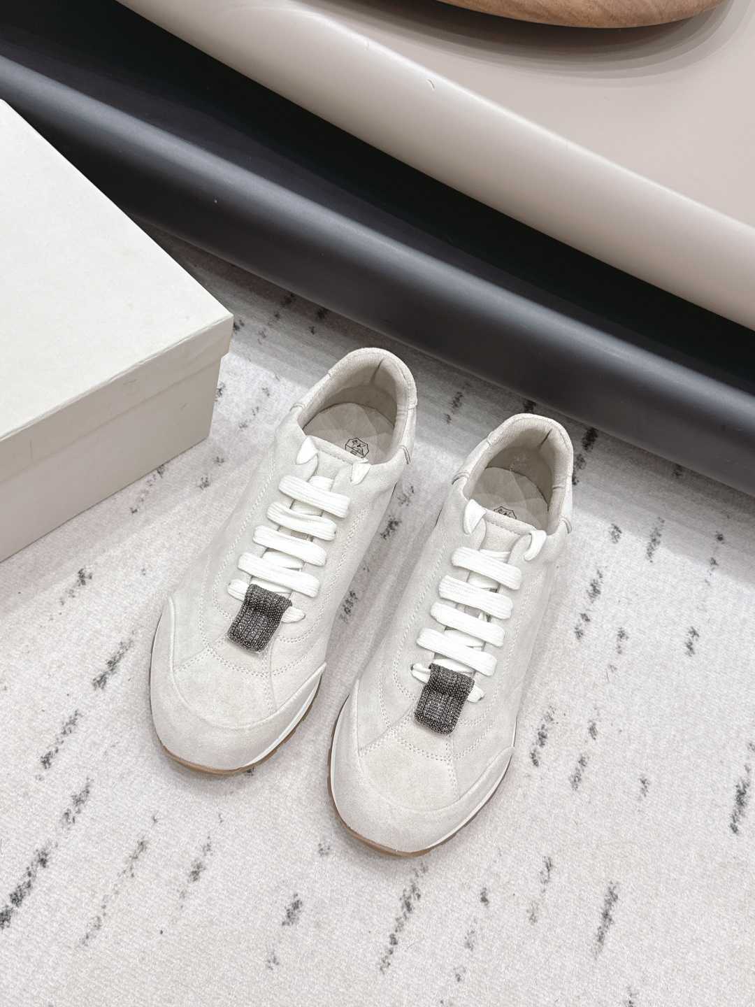 NO:789431,'Exclusive Top Edition' BrunelloCucinell*·BC 26vs the latest casual series in early spring... Casual shoes have always been very feminine, elegant, refined, not hasty or slow, and have a kind of temperament that many loafers cannot match. But if pointed-toe high-heeled shoes are tired after being worn for a long time, then a pair of round-toe thick-soled casual shoes that are easy to wear and look good are just needed. Imported deerskin, fine leather, and the feel of the foot is very important. Needless to say, this needs no more explanation. Women know the importance of a good pair of shoes.  To avoid all kinds of friction and wear on your feet, a delicate texture is a must... Fabric: Original customized suede Lining: Original customized sheepskin Foot pads: Original customized sheepskin Outsole: Original molded TPU combination sole Bottom height: 3cm Size: 35-39 (40.41.42. Customized non-refundable) Packaging: Original full set of packaging Color: Official website updated simultaneously, casual shoes/sports shoes, brunello  cucinelli,loafers,high heels,sneakers,sheepskin,chamois leather19860909《独家顶级版》BrunelloCucinell*·BC 26vs早春最新休闲系列… 休闲鞋一贯是很有女人味的 优雅 精致不急不缓 是有一种气质的这是很多乐福鞋比拟不了的 但是如果尖头高跟鞋穿久了累 那么一双好穿好看的圆头厚底休闲鞋就是刚需了 进口鹿皮 皮质细腻 脚感很重要 这个不需要多说 女人太懂一双好鞋的重要性了 避免各种摩擦磨脚 细腻的质感就是必须要有的… 面料: 原版定制麂皮 内里: 原版定制羊皮 垫脚: 原版定制羊皮 大底: 原版开模TPU组合底 底高: 3cm 码数: 35-39（40.41.42.定制不退换） 包装: 原版全套包装 颜色:官网同步更新,休闲鞋/运动鞋,brunello cucinelli,loafers,high heels,sneakers,sheepskin,chamois leather,Women's Shoes