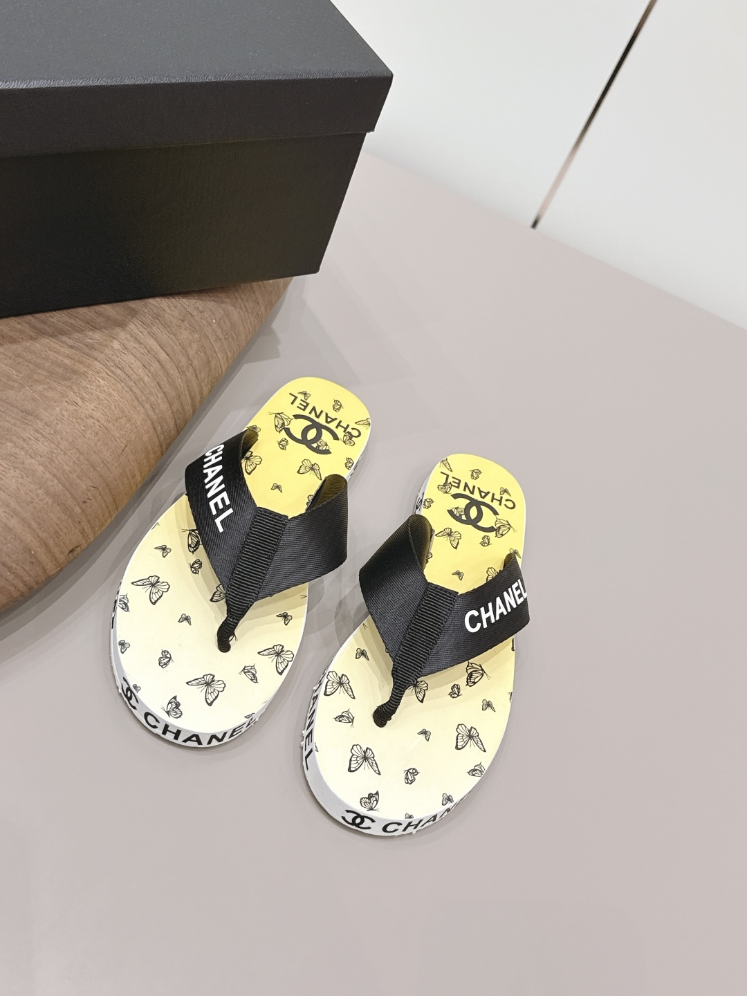 NO:789426,Ribbon 'Exclusive top version' CHANE*L Xiaoxiang 2026 vs early spring hot sandal series... [Round toe thong thick-soled sandals] Customized leather surface, color, customized unique leather strapping complex craftsmanship, Milan catwalk main recommendation, super hot. Advanced handmade series, really beautiful!  Super good-looking on the feet, playful and high-end, thick soles that increase height and are versatile, a must-have for summer... Original custom-made fabrics with webbing, original custom-made webbing inside, original custom-made wear-resistant velvet for the feet, original custom-made wear-resistant velvet combination for the outsole, original full set of packaging, code number 35-39 (40.41.42. Customized, non-refundable), color official website updated simultaneously, split-toe shoes, chanel, sandals19860909织带《独家顶级版本》 CHANE*L小香2026vs早春爆款凉鞋系列……【圆头夹趾厚底凉拖】 定制皮面、颜色、定制独特的穿皮条复杂工艺、米兰走秀主推款,超火爆. 高级手工系列,真的太美了！上脚超级好看,俏皮又高级,厚底增高百搭 夏日必备…… 面料原版定制织带 内里原版定制织带 垫脚原版定制耐磨绒 大底原版定制耐磨绒组合 包装原版全套包装 码数35-39（40.41.42.定制不退换） 颜色官网同步更新,分趾鞋,chanel,sandals,Women's Shoes