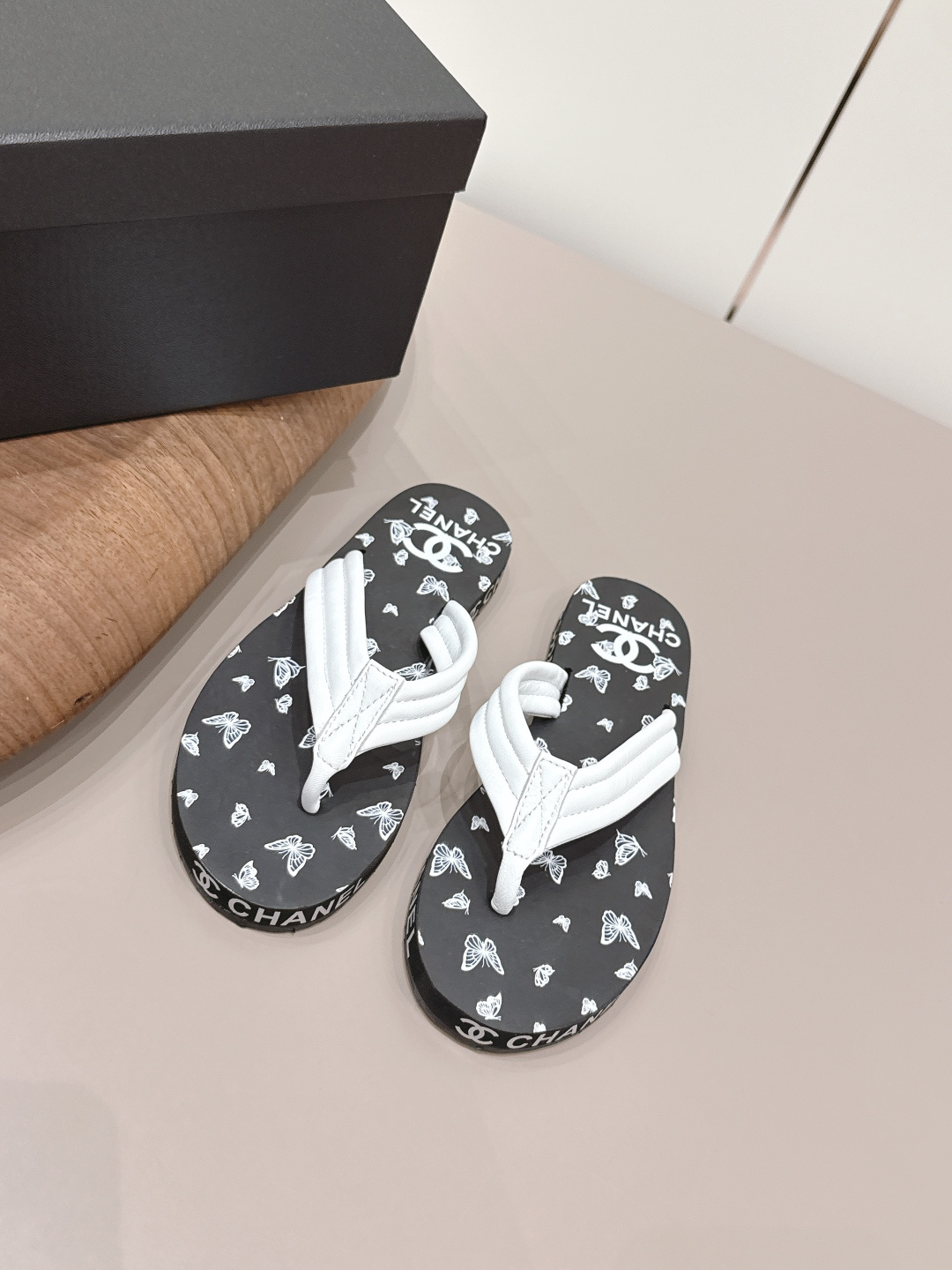 NO:789423,Leather surface 'Exclusive top version' CHANE*L Xiaoxiang 2026 vs early spring hot sandal series... [Round-toe thong thick-soled sandals] Customized leather surface, color, customized unique leather strapping complex process, the main recommendation of Milan catwalk, super hot. High-end handmade series, really beautiful!  The upper foot is super good-looking, playful and high-end, the thick sole increases height and is versatile, a must-have in summer... The fabric is original customized sheepskin, the lining is original customized sheepskin, the foot pad is original customized wear-resistant velvet, the outsole is original customized wear-resistant velvet combination, the packaging is the original full set of packaging, the code number is 35-39 (40.41.42. Customization is non-refundable). The color official website is updated simultaneously, split-toe shoes, chanel, sandals, sheepskin19860909皮面《独家顶级版本》 CHANE*L小香2026vs早春爆款凉鞋系列……【圆头夹趾厚底凉拖】 定制皮面、颜色、定制独特的穿皮条复杂工艺、米兰走秀主推款,超火爆. 高级手工系列,真的太美了！上脚超级好看,俏皮又高级,厚底增高百搭 夏日必备…… 面料原版定制羊皮 内里原版定制羊皮 垫脚原版定制耐磨绒 大底原版定制耐磨绒组合 包装原版全套包装 码数35-39（40.41.42.定制不退换） 颜色官网同步更新,分趾鞋,chanel,sandals,sheepskin,Women's Shoes