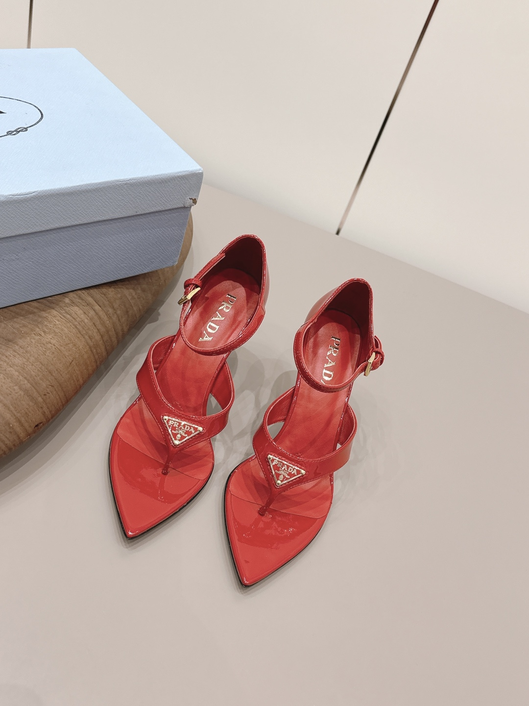 NO:789421,'Exclusive top version' PRA*D Pra*da 2026 vs early spring catwalk popular fashion sandals series... [Pointed triangle buckle sandals]  PRADA's spring and summer T-stage catwalk show is the same style as 'Dream Never Sleeps'. Prada can use it on important occasions. The fresh style has a bit of nobility and is perfect on the feet. When worn with this shoe, it is elegant and crystal clear, regardless of the material of various accessories.  , all are exclusively customized one to one, and must be zero distance from the original version. The entire series is full of exciting and unexpected combinations of elements, different materials, textures of fabrics, and a strong artistic atmosphere, allowing you to appreciate the ever-changing style of Prada girls...  Upper: Original customized patent leather Lining: Original customized sheepskin Foot pads: Original customized sheepskin Outsole: Original customized leather outsole Heel height: 8.5cm Packaging: Original complete package Number of yards: 35-39 (40. Customized non-returnable) Color: Official website updated simultaneously, high heels and sandals, prada, prada, sandals, high heels, sheepskin, Leather soles19860909《独家顶级版本》 PRA*D普拉*达2026vs早春走秀爆款时装凉鞋系列 ……【尖头三角扣凉鞋】 PRADA春夏T台走秀网红同款＂造梦不夜城＂,Prada能在重要场合上用得上了,小清新风带点贵气的感觉,上脚非常完美,穿搭配上此鞋,优雅大方,晶莹剔透,无论各种配件材质,都是独家一比一定制,必做到原版零距离,整个系列都充满了令人兴奋和意外的元素结合,不同的材质,肌理的面料的表现,具有极浓的艺术气息,让你领略Prada女孩的百变风格…… 鞋面: 原版定制漆皮 内里: 原版定制羊皮 垫脚: 原版定制羊皮 大底: 原版定制真皮大底 跟高: 8.5cm 包装: 原版全套包装 码数: 35-39(40.定制不退换） 颜色:官网同步更新,高跟鞋凉鞋,prada,prada,sandals,high heels,sheepskin,Leather soles,Women's Shoes