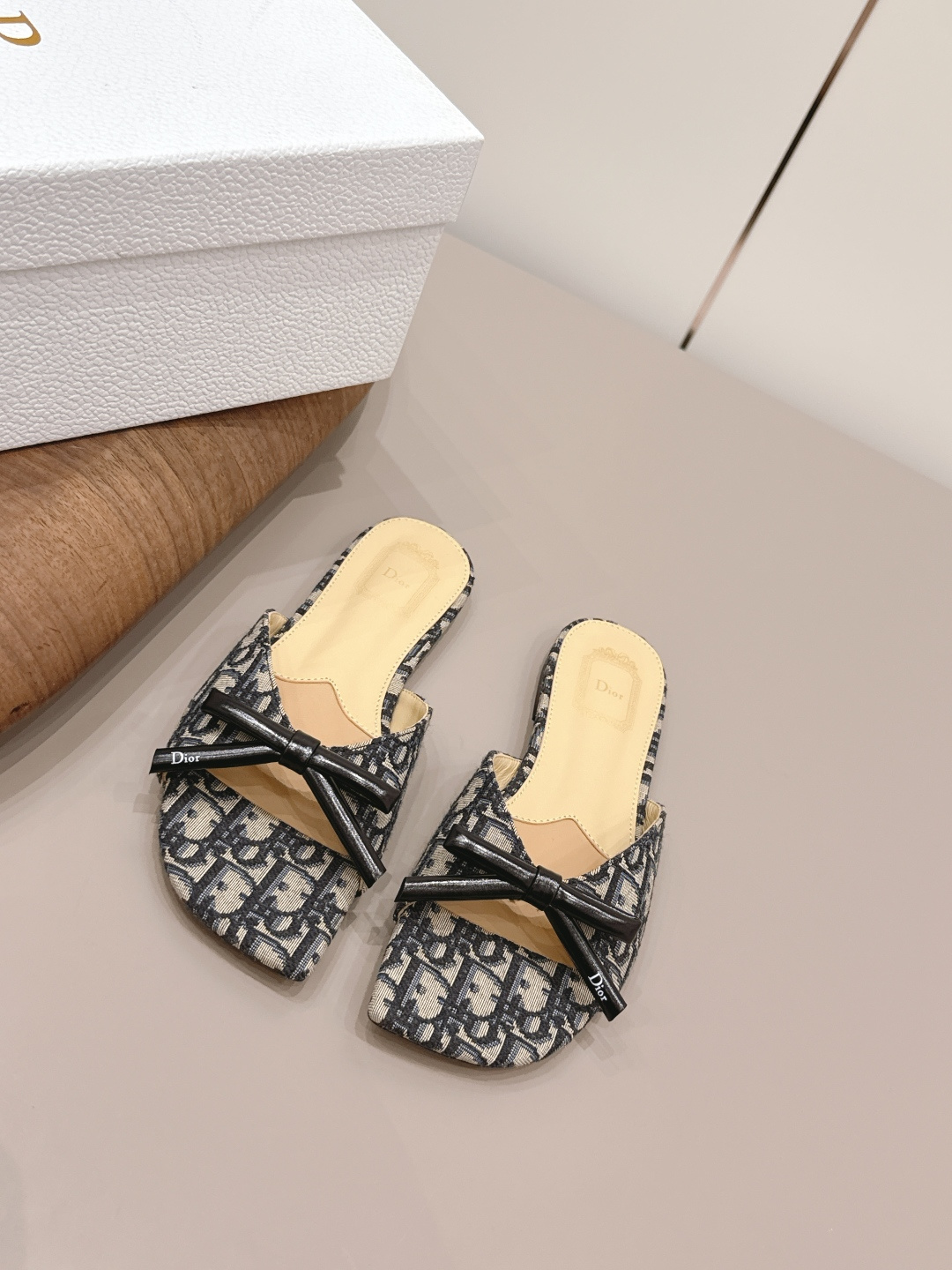 NO:789406,'Exclusive top version' Dior Dior 26vs early spring fashion sandals series...[Butterfly flat sandals] Simple and super versatile. Perfect and luxurious on the feet, can be matched with any spring and summer clothes. The feet feel even more comfortable!  The material is a perfect replica of the original. Original disassembly and molding... Fabric original custom jacquard/bow craft Original custom sheepskin lining Original custom sheepskin Outsole Original custom leather outsole Heel height 0.8cm Original full set of packaging Code number 35-39 (40.41.42. Customization is non-refundable) Color: Official website updated simultaneously, slippers, dior, dior, sandals, slippers, sheepskin, Leather soles19860909《独家顶级版本》  Dior迪奥26vs早春时装凉鞋系列…【蝴蝶结平底凉拖】 简约超级百搭. 上脚完美奢华,可任意搭配,春夏服饰. 脚感更是舒适！材质原版完美复刻. 原版拆解开模… 面料原版定制提花布/蝴蝶结工艺 内里原版定制羊皮 垫脚原版定制羊皮 大底原版定制真皮大底 跟高0.8cm 包装原版全套包装 码数35-39（40.41.42.定制不退换） 颜色:官网同步更新,拖鞋,dior,dior,sandals,slippers,sheepskin,Leather soles,Women's Shoes