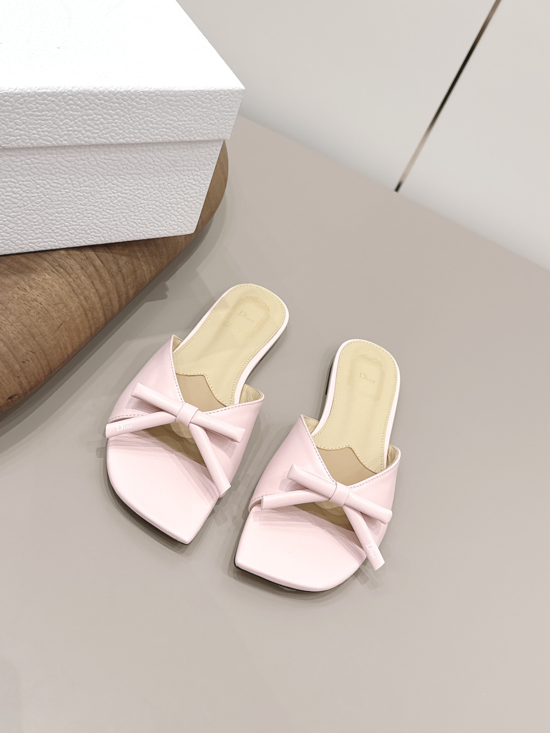 NO:789429,'Exclusive top version' Dior Dior 26vs early spring fashion sandals series...[Butterfly flat sandals] Simple and super versatile. Perfect and luxurious on the feet, can be matched with any spring and summer clothes. The feet feel even more comfortable!  The original material is perfectly reproduced. Original disassembly and molding... Fabric Original custom sheepskin/bow knot craft Original custom sheepskin lining Original custom sheepskin Foot pads Original custom leather outsole Heel height 0.8cm Original full set of packaging Code number 35-39 (40.41.42. Customization is non-refundable) Color: official website updated simultaneously, slippers, dior, dior, sandals, slippers, sheepskin, Leather soles19860909《独家顶级版本》  Dior迪奥26vs早春时装凉鞋系列…【蝴蝶结平底凉拖】 简约超级百搭. 上脚完美奢华,可任意搭配,春夏服饰. 脚感更是舒适！材质原版完美复刻. 原版拆解开模… 面料原版定制羊皮/蝴蝶结工艺 内里原版定制羊皮 垫脚原版定制羊皮 大底原版定制真皮大底 跟高0.8cm 包装原版全套包装 码数35-39（40.41.42.定制不退换） 颜色:官网同步更新,拖鞋,dior,dior,sandals,slippers,sheepskin,Leather soles,Women's Shoes