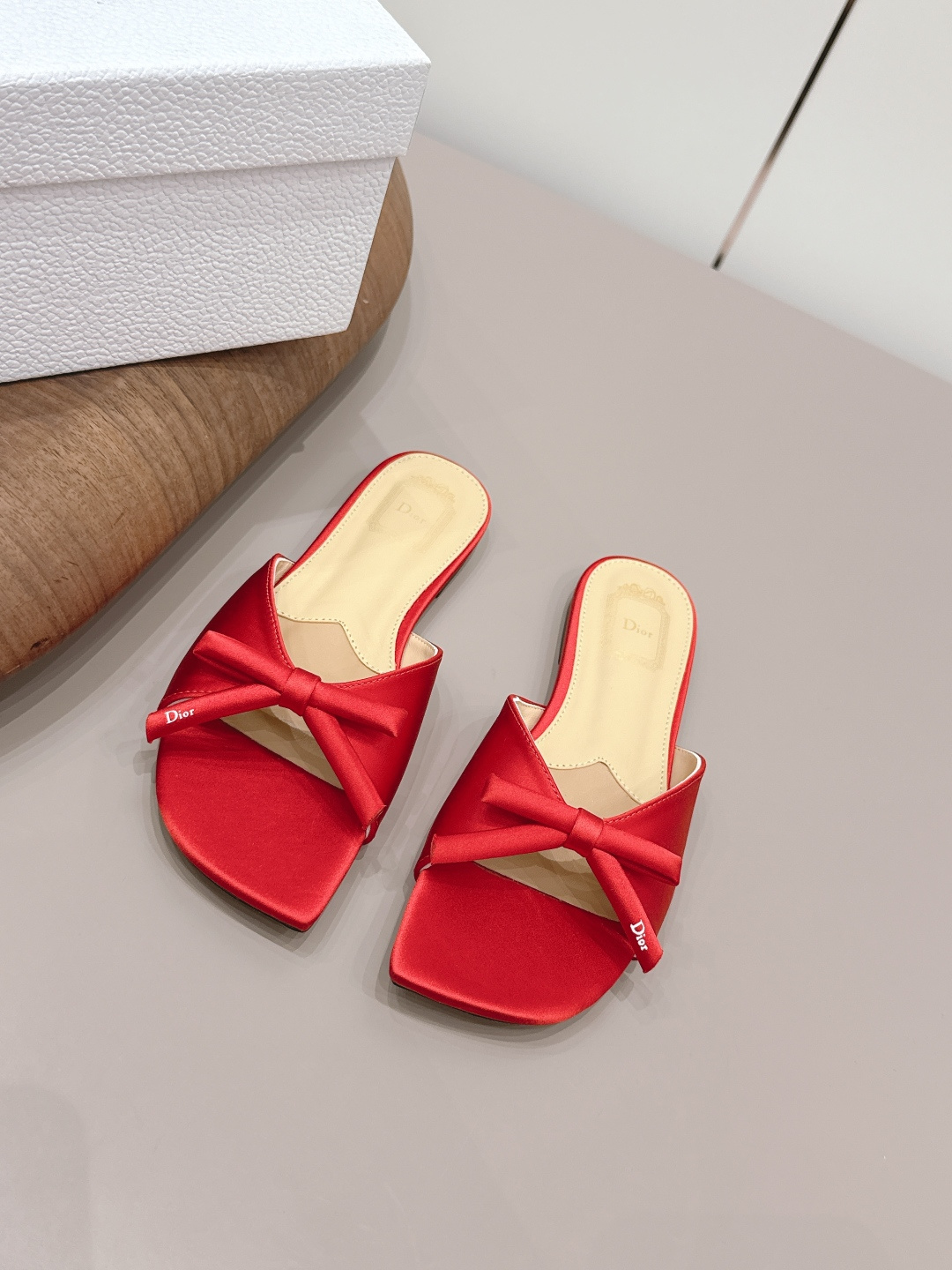 NO:789403,'Exclusive top version' Dior Dior 26vs early spring fashion sandals series...[Butterfly flat sandals] Simple and super versatile. Perfect and luxurious on the feet, can be matched with any spring and summer clothes. The feet feel even more comfortable!  The original material is perfectly reproduced. The original disassembly and molding... The fabric is original custom silk cloth/bow craft. The lining is original custom sheepskin. The foot pad is original custom sheepskin. The outsole is original custom leather outsole. The heel height is 0.8cm. The original full set of packaging. The code number is 35-39 (40.41.42. Customization is non-refundable). Color: official website updated simultaneously, slippers, dior, dior, sandals, slippers, sheepskin, real silk, Leather.  soles19860909《独家顶级版本》  Dior迪奥26vs早春时装凉鞋系列…【蝴蝶结平底凉拖】 简约超级百搭. 上脚完美奢华,可任意搭配,春夏服饰. 脚感更是舒适！材质原版完美复刻. 原版拆解开模… 面料原版定制真丝布/蝴蝶结工艺 内里原版定制羊皮 垫脚原版定制羊皮 大底原版定制真皮大底 跟高0.8cm 包装原版全套包装 码数35-39（40.41.42.定制不退换） 颜色:官网同步更新,拖鞋,dior,dior,sandals,slippers,sheepskin,real silk,Leather soles,Women's Shoes