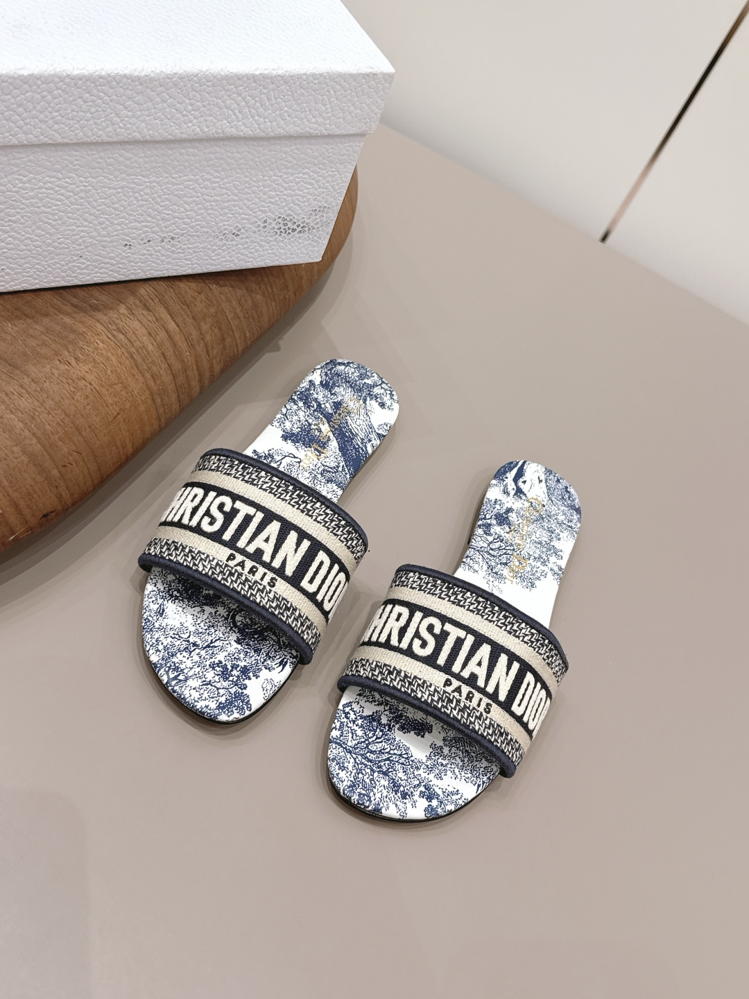 NO:789409,'Exclusive top version' Dior Dior 26vs early spring fashion sandals series... [Round-head woven flat sandals] Simple and super versatile. Perfect and luxurious on the feet, can be matched with any spring and summer clothes. The foot feels even more comfortable!  The material is a perfect replica of the original version. Original disassembly and molding... Fabric original custom jacquard woven lining original custom sheepskin Foot pads original custom sheepskin outsole original custom leather outsole Heel height 0.8cm Original full set of packaging Code number 35-39 (40.41.42.43. Customization is non-refundable) Color: official website updated simultaneously, slippers, dior, dior, sandals, slippers, sheepskin, Leather soles19860909《独家顶级版本》  Dior迪奥26vs早春时装凉鞋系列…【圆头织布平底凉拖】 简约超级百搭. 上脚完美奢华,可任意搭配,春夏服饰. 脚感更是舒适！材质原版完美复刻. 原版拆解开模… 面料原版定制提花织布 内里原版定制羊皮 垫脚原版定制羊皮 大底原版定制真皮大底 跟高0.8cm 包装原版全套包装 码数35-39（40.41.42.43.定制不退换） 颜色:官网同步更新,拖鞋,dior,dior,sandals,slippers,sheepskin,Leather soles,Women's Shoes