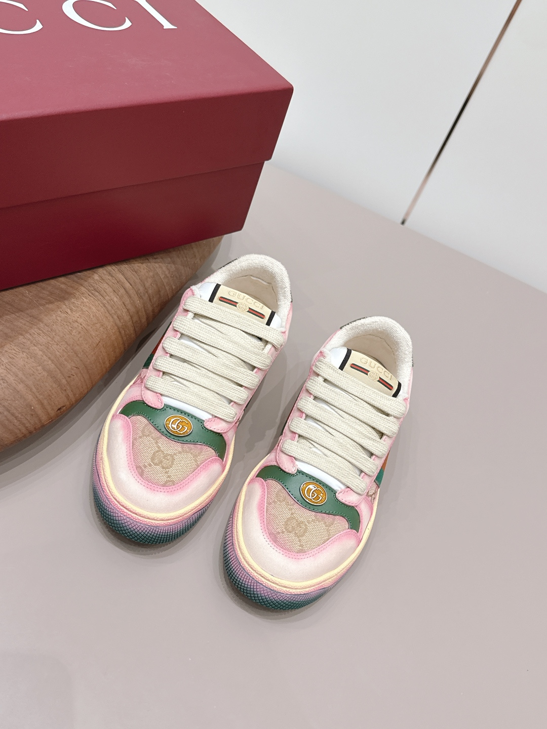 NO:789416,Couple's 'Exclusive Top Version' [Couple's Graffiti Dirty Shoes] The whole series of G's Gucci dirty shoes has been upgraded. Long-term production. GG Gucci series of old casual dirty shoes for the catwalk. ZP develops pure original version...metal double G crystal cylindrical mark...Gucc original pattern webbing...upper color rubbed cowhide frosted splicing classic double G cloth. Fabric: Original custom cowhide/jacquard fabric/graffiti craft. Lining: original custom terry cloth. Feet: original custom cowhide injection molding. Outsole:  Original molded two-color TPU outsole Packaging: Original airplane box packaging Size: 35-44 (Female 41. Male 45. Customized, non-returnable) Color: Official website updated simultaneously, casual shoes/sports shoes, gucci, gucci, gucci, sneakers, cowhide19860909情侣《独家顶级版本》【情侣涂鸦小脏鞋】 G家古驰小脏鞋全系列升级 长期做货 GG古奇系列做旧休闲小脏鞋走秀款 ZP开发纯原版本……金属双G水晶圆柱形标……Gucc原版纹织带……鞋面擦色牛皮磨砂拼接经典双G布 面料: 原版定制牛皮/提花布料/涂鸦工艺 内里: 原版定制毛巾布 垫脚: 原版定制牛皮注塑成型 大底: 原版开模双色TPU大底 包装: 原版飞机盒包装 码数: 35-44（女41.男45.定制不退换） 颜色:官网同步更新,休闲鞋/运动鞋,gucci,gucci,gucci,sneakers,cowhide,Women's Shoes