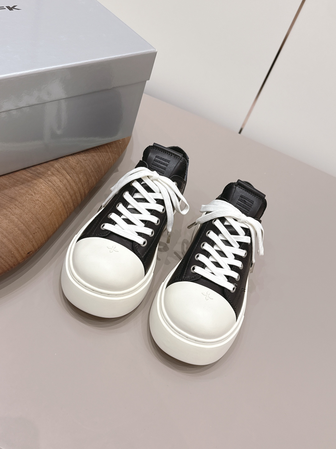 NO:789419,: 'Exclusive top version' SMFK (Tide) 2026 vs the latest popular casual series for spring and summer... [Round-toe thick-soled casual shoes] Versatile minimalist style national trend, the new work inherits many popular elements of the brand, and is bound to be a hit  ——Casual shoes have endless matching possibilities. They can be worn with narrow-leg jeans or miniskirts, or can be layered with printed dresses. They are made of soft pure leather and are equipped with comfortable thick heels of moderate height. The details also ensure that they are stable and not easy to shift, creating a loose and lazy style... Fabric: Original custom cowhide Lining: Original custom sheepskin Foot pads: Original custom sheepskin Outsole: Original open-molded TPU foam sole Bottom thickness: 3cm Size:  35-39 (40. Customization is non-refundable) Packaging: Original full set of packaging Color: Official website updated simultaneously, casual shoes/sports shoes, sneakers, skirts, jeans, cowhide, sheepskin19860909: 《独家顶级版本》 SMFK(Tide)2026vs春夏最新王炸爆款休闲系列…【圆头厚底休闲鞋】 百搭的极简风国潮,新作继承了诸多品牌制胜的流行元素,势必大热 ——休闲鞋拥有无尽的搭配可能,它可与窄腿牛仔裤或迷你裙同穿,也能与印花连衣裙打造叠穿造型,单品采用柔软纯皮而成,配有高度适中的舒适粗跟,细节还确保穿着稳妥不易移位,营造松垮慵懒风…… 面料: 原版定制牛皮 内里: 原版定制羊皮 垫脚: 原版定制羊皮 大底: 原版开模TPU发泡成型底 底厚: 3cm 码数: 35-39（40.定制不退换） 包装: 原版全套包装 颜色:官网同步更新,休闲鞋/运动鞋,sneakers,skirts,jeans,cowhide,sheepskin,Women's Shoes
