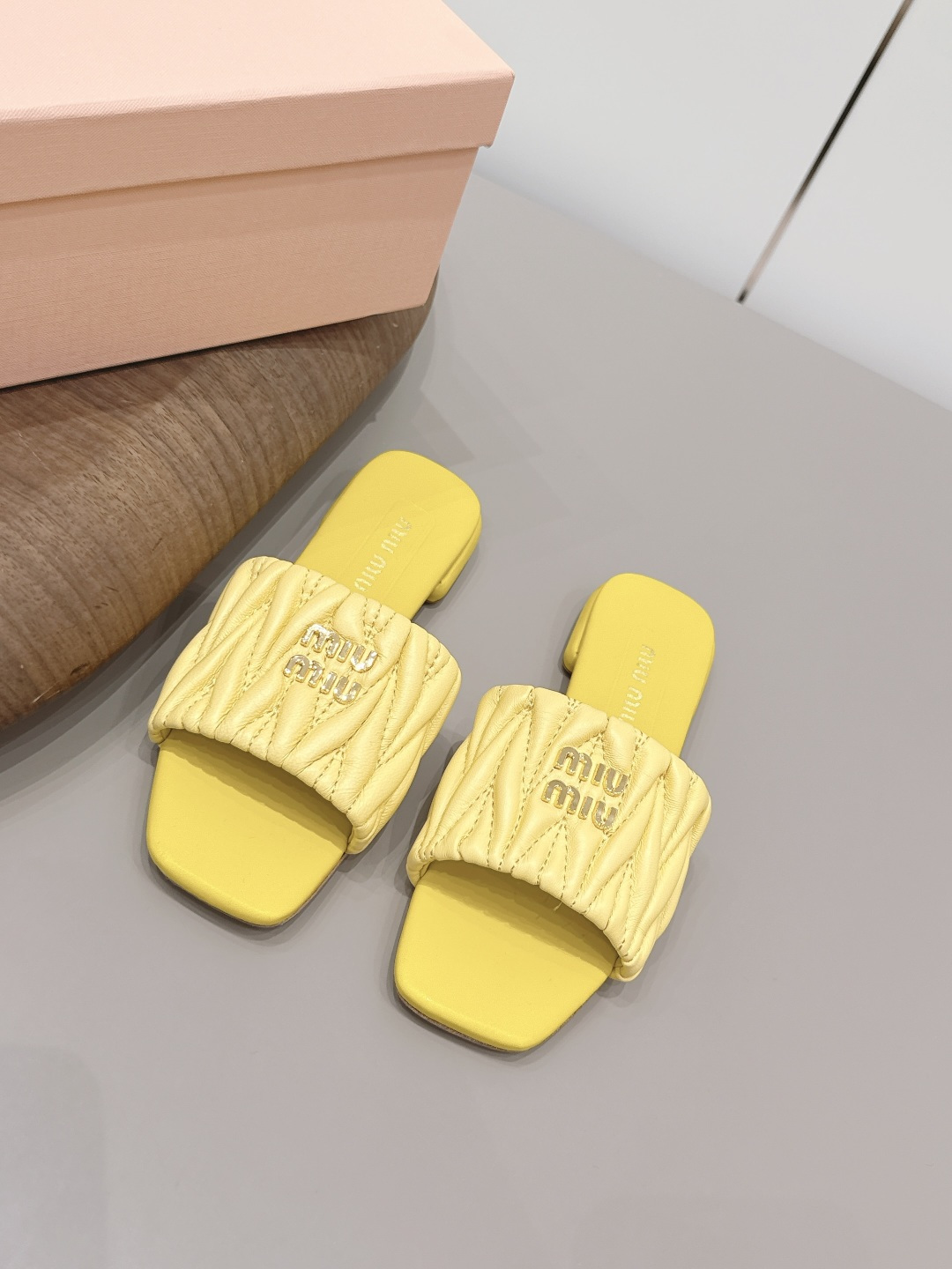 NO:789412,: 'Exclusive top version' MIUMIU Miu Miu 2026 vs spring and summer latest catwalk hot sandal series... [Square head electric embroidery sandals]  MIUMIU's early spring T-stage catwalk show is the same style as 'Dreams Never Sleep'. Miumiu can use it on important occasions. It has a fresh style with a touch of nobility. It is perfect to wear with this shoe. It is elegant and crystal clear, regardless of the material of various accessories.  , all are exclusively customized one to one, and must be zero distance from the original version. The entire series is full of exciting and unexpected combinations of elements, different materials, textures of fabrics, and a strong artistic atmosphere, allowing you to appreciate the ever-changing style of miumiu girls...  Upper: original customized sheepskin/electro-embroidery process Lining: original customized sheepskin Foot pads: original customized sheep pattern microfiber midsole Outsole: original customized leather combination sole Heel height: 2cm Size: 35-39 (customized at 40.41.42.) Packaging: original full set of packaging Color: official website updated simultaneously, slippers, miumiu, sandals, slippers, sheepskin19860909: 《独家顶级版本》 MIUMIU缪缪2026vs春夏最新走秀爆款凉鞋系列…… 【方头电绣凉拖】 MIUMIU早春T台走秀网红同款＂造梦不夜城＂,miumiu能在重要场合上用得上了,小清新风带点贵气的感觉,上脚非常完美穿搭配上此鞋,优雅大方,晶莹剔透,无论各种配件材质,都是独家一比一定制,必做到原版零距离,整个系列都充满了令人兴奋和意外的元素结合,不同的材质,肌理的面料的表现,具有极浓的艺术气息,让你领略miumiu女孩的百变风格…… 鞋面: 原版定制羊皮/电绣工艺 内里: 原版定制羊皮 垫脚: 原版定制羊纹超纤包中底 大底: 原版定制真皮组合底 跟高: 2cm 码数: 35-39（40.41.42.定制) 包装: 原版全套包装 颜色:官网同步更新,拖鞋,miumiu,sandals,slippers,sheepskin,Women's Shoes