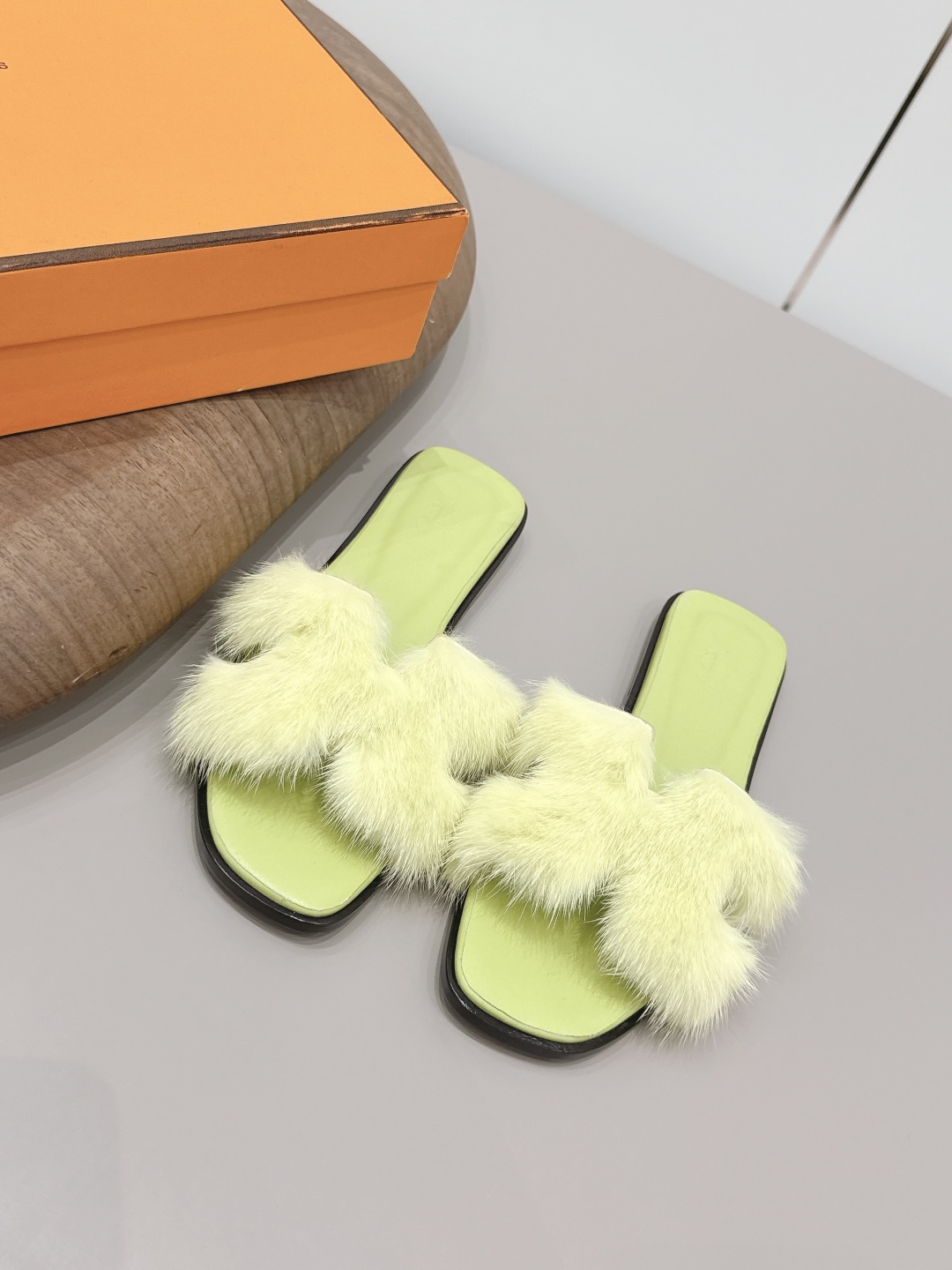 NO:789413,: 'Exclusive top version' HERME*H home 26 vs spring and summer new H wool mop series... Hermès splash of color. The latest spring color couple half mop, ♀ urban style Wellington has become a fashion highlight... Showing the brand's exquisite bootmaking technology, playing with contrasting fabrics and colors... A bit like an advanced version of Chelsea Love, cool, contrasting color splicing and fashion  Easy to put on and take off, the heel height is moderate, and it is not tiring to wear for a long time. It must be said that the taste of the C-position brand is good... Upper: original customized mink fur Inner: original customized sheepskin Foot pads: original customized sheepskin Outsole: original customized leather combination sole Height: 1.0cm Size: 35–39 (customized at 34.40.41.42.43.) Packaging: Original full set of packaging  Color: official website updated simultaneously, slippers, hermes, loafers, boots, slippers, sheepskin19860909: 《独家顶级版本》  HERME*H家26vs春夏新款H毛拖系列…… Hermès 飞溅色彩.最新春季新增色情侣半拖,♀都市风格 Wellington成为时尚亮点……展现品牌精湛的制靴工艺,尽情玩转对比鲜明的面料与色彩…… 有点像进阶版切尔西乐福,酷,撞色拼接时尚度 方便穿脱,鞋跟高度适中,久穿不累型,得不得说C位品牌的品味就是好…… 鞋面: 原版定制貂毛 内里: 原版定制羊皮 垫脚: 原版定制羊皮 大底: 原版定制真皮组合底 底高: 1.0cm 码数: 35–39(34.40.41.42.43.定做) 包装: 原版全套包装 颜色:官网同步更新,拖鞋,hermes,loafers,boots,slippers,sheepskin,Women's Shoes