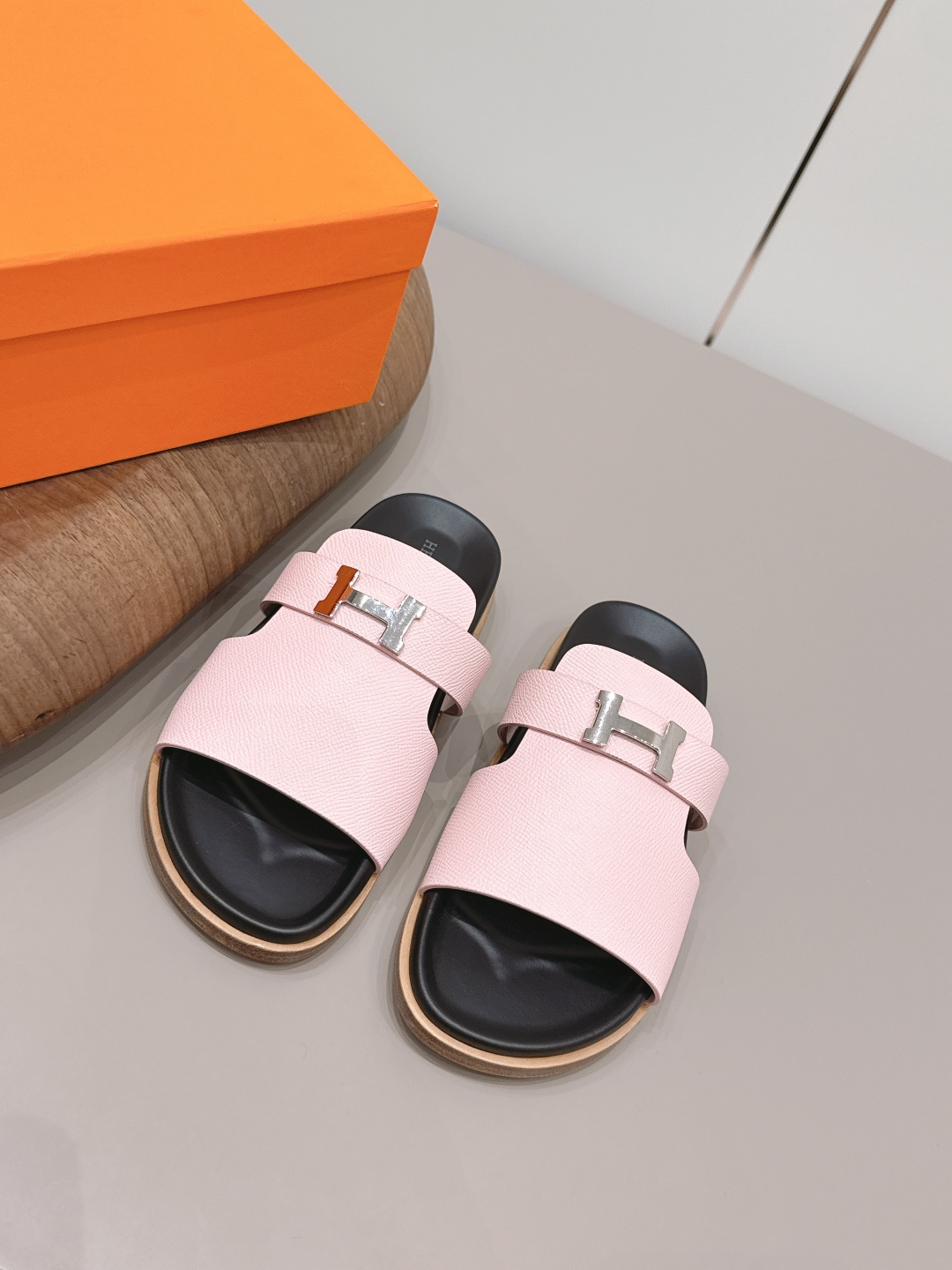 NO:789404,Women's 'Exclusive Top Version' Hermes Spring and Summer Classic Erjiu Beach Slippers Series... [Women's Beach Erjiu Sandals] Chypre Choumeng Choumeng Erjiu Slippers, Laotou Le Slippers, are so comfortable on your feet!  Honest and cute!  All original materials include the bottom platform, original mold opening and edge strips. Note: only high-end quality!  !  Aimed at counter quality, standard size... Original custom calfskin upper, original custom calfskin lining, original custom calfskin bag for feet, water table, original custom injection molded leather outsole, original full set of packaging, code number 35-39 (female 40.41.42.customized). Color official website updated simultaneously, slippers, hermes, hermes, slippers, cowhide19860909女款《独家顶级版本》  Hermes爱马*仕春夏经典二舅沙滩拖鞋系列……【女款沙滩二舅凉拖】 Chypre 丑萌丑萌二舅拖鞋,老头乐拖鞋,上脚简直太舒服了！憨厚又可爱！全部原版材料包底台,原版开模沿边条 注意 只做高端品质！！对准专柜品质,标准正码…… 鞋面原版定制小牛皮 内里原版定制小牛皮 垫脚原版定制小牛皮包水台 大底原版定制注塑真皮底 包装原版全套包装 码数35-39（女40.41.42.定制） 颜色官网同步更新,拖鞋,hermes,hermes,slippers,cowhide,Women's Shoes