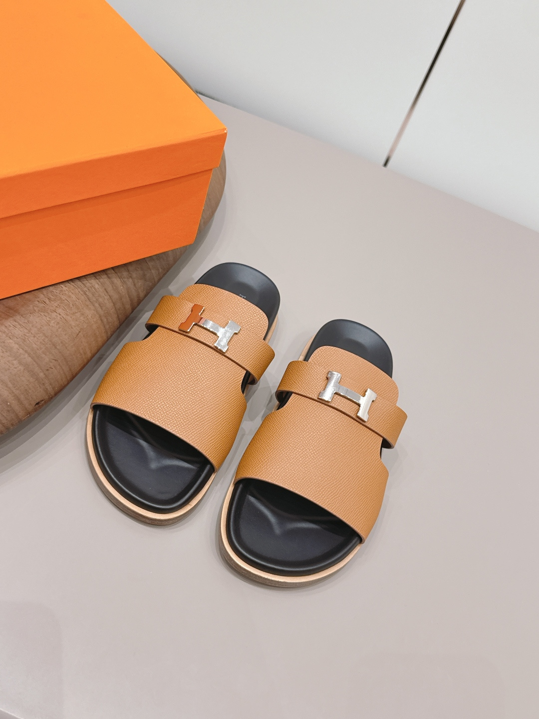 NO:789424,'Exclusive top version' for couples Hermes spring and summer classic Erjiu Beach Slippers series... [Couple Beach Sandals] Chypre Choumeng Choumeng Erjiu Slippers, Laotou Le Slippers, are so comfortable on your feet!  Honest and cute!  All original materials include the bottom platform, original mold opening and edge strips. Note: only high-end quality!  !  Aiming at the counter quality, standard size... Original custom calfskin for the uppers Original custom calfskin for the lining Original custom calfskin for the feet Water table Original custom injection molded leather outsole Original full set of packaging Code number 35-44 (40.41.42 for women. 45.46 for men. Customized) Colors are updated simultaneously on the official website, slippers, hermes, hermes, slippers, cowhide19860909情侣《独家顶级版本》  Hermes爱马*仕春夏经典二舅沙滩拖鞋系列……【情侣沙滩二舅凉拖】 Chypre 丑萌丑萌二舅拖鞋,老头乐拖鞋,上脚简直太舒服了！憨厚又可爱！全部原版材料包底台,原版开模沿边条 注意 只做高端品质！！对准专柜品质,标准正码…… 鞋面原版定制小牛皮 内里原版定制小牛皮 垫脚原版定制小牛皮包水台 大底原版定制注塑真皮底 包装原版全套包装 码数35-44（女40.41.42.男45.46.定制） 颜色官网同步更新,拖鞋,hermes,hermes,slippers,cowhide,Women's Shoes