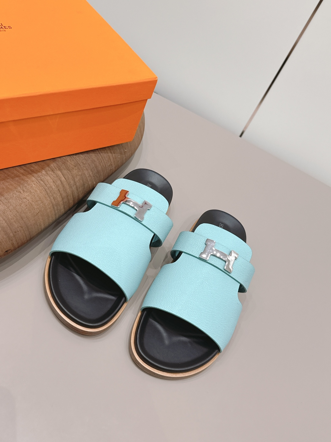 NO:789430,Men's 'Exclusive Top Version' Hermes Spring and Summer Classic Erjiu Beach Slippers Series... [Men's Beach Erjiu Sandals] Chypre Chou Meng Chou Meng Erjiu Slippers, Laotou Le Slippers, are so comfortable on your feet!  Honest and cute!  All original materials include the bottom platform, original mold opening and edge strips. Note: only high-end quality!  !  Aimed at counter quality, standard size... Original custom calfskin for uppers Original custom calfskin for lining Original custom calfskin for feet Pads original custom calfskin bag water table Outsole Original custom injection molded leather sole Packaging Original full set of packaging Code number 39-44 (Male 45.46. Customized) The color official website is updated simultaneously, slippers, hermes, hermes, slippers, cowhide19860909男款《独家顶级版本》  Hermes爱马*仕春夏经典二舅沙滩拖鞋系列……【男款沙滩二舅凉拖】 Chypre 丑萌丑萌二舅拖鞋,老头乐拖鞋,上脚简直太舒服了！憨厚又可爱！全部原版材料包底台,原版开模沿边条 注意 只做高端品质！！对准专柜品质,标准正码…… 鞋面原版定制小牛皮 内里原版定制小牛皮 垫脚原版定制小牛皮包水台 大底原版定制注塑真皮底 包装原版全套包装 码数39-44（男45.46.定制） 颜色官网同步更新,拖鞋,hermes,hermes,slippers,cowhide,Women's Shoes