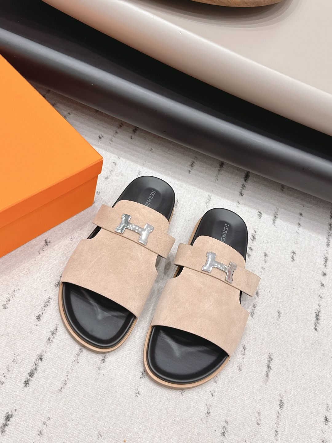 NO:789427,Men's 'Exclusive Top Version' Hermes Spring and Summer Classic Erjiu Beach Slippers Series... [Men's Beach Erjiu Sandals] Chypre Chou Meng Chou Meng Erjiu Slippers, Laotou Le Slippers, are so comfortable on your feet!  Honest and cute!  All original materials include the bottom platform, original mold opening and edge strips. Note: only high-end quality!  !  Aimed at counter quality, standard size... Original custom-made cowhide for the uppers Original custom-made calfskin for the lining Original custom-made calfskin for the feet Water table Original custom-made injection-molded genuine leather outsole Packaging Original full set of packaging Code number 39-44 (Male 45.46. Customized) The color official website is updated simultaneously, slippers, hermes, hermes, slippers, cowhide19860909男款《独家顶级版本》  Hermes爱马*仕春夏经典二舅沙滩拖鞋系列……【男款沙滩二舅凉拖】 Chypre 丑萌丑萌二舅拖鞋,老头乐拖鞋,上脚简直太舒服了！憨厚又可爱！全部原版材料包底台,原版开模沿边条 注意 只做高端品质！！对准专柜品质,标准正码…… 鞋面原版定制牛猄 内里原版定制小牛皮 垫脚原版定制小牛皮包水台 大底原版定制注塑真皮底 包装原版全套包装 码数39-44（男45.46.定制） 颜色官网同步更新,拖鞋,hermes,hermes,slippers,cowhide,Women's Shoes