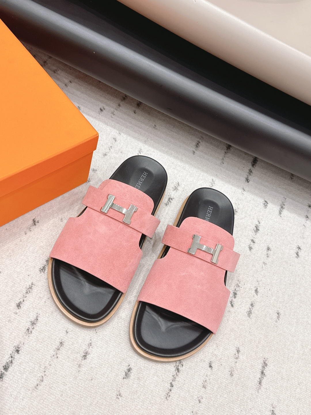 NO:789407,Women's 'Exclusive Top Version' Hermes Spring and Summer Classic Erjiu Beach Slippers Series... [Women's Beach Erjiu Sandals] Chypre Choumeng Choumeng Erjiu Slippers, Laotou Le Slippers, are so comfortable on your feet!  Honest and cute!  All original materials include the bottom platform, original mold opening and edge strips. Note: only high-end quality!  !  Aimed at counter quality, standard size... Original custom cashmere for the uppers Original custom calfskin for the lining Original custom calfskin for the feet Water table Original custom injection molded leather outsole Original full set of packaging Code number 35-39 (female 40.41.42. Customized) Color official website updated simultaneously, slippers, hermes, hermes, slippers, cowhide19860909女款《独家顶级版本》  Hermes爱马*仕春夏经典二舅沙滩拖鞋系列……【女款沙滩二舅凉拖】 Chypre 丑萌丑萌二舅拖鞋,老头乐拖鞋,上脚简直太舒服了！憨厚又可爱！全部原版材料包底台,原版开模沿边条 注意 只做高端品质！！对准专柜品质,标准正码…… 鞋面原版定制羊绒 内里原版定制小牛皮 垫脚原版定制小牛皮包水台 大底原版定制注塑真皮底 包装原版全套包装 码数35-39（女40.41.42.定制） 颜色官网同步更新,拖鞋,hermes,hermes,slippers,cowhide,Women's Shoes