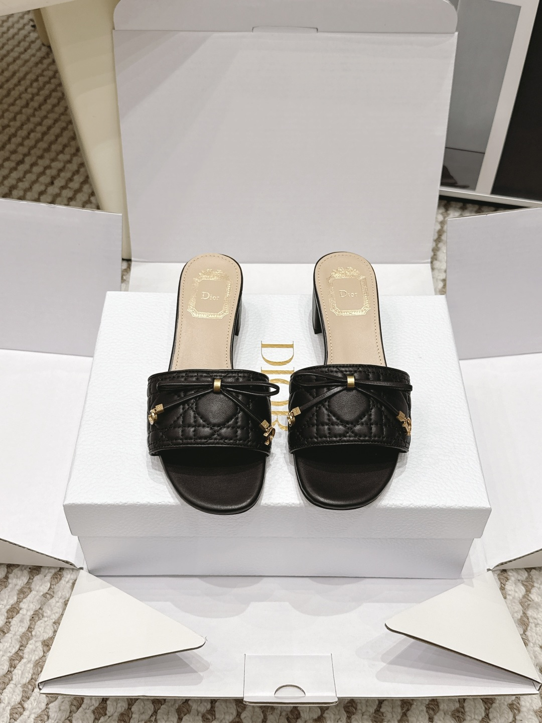 NO:789825,Purchasing-grade Dior Dior 26 Oblique sandals, flat bottom, thick heel slippers, Dior Oblique black sandals, classic presbyopia pattern + metal decoration, high brand recognition. High-quality leather upper, soft and comfortable, square toe design is fashionable and practical, can be easily used in daily life or vacation. Dior logo is printed on the sole, full of details, full of sophistication!  Pair it with a skirt or casual pants in summer to easily enhance your look, fashionable and versatile ~ Size 35-39 (40.41.42 custom-made, non-returnable), slippers, dior, dior, slippers, skirts19860909代购级 Dior 迪奥26款Oblique凉拖鞋 平底 粗跟拖鞋 Dior Oblique黑色凉拖,经典老花图案+金属装饰,品牌辨识度超高.优质皮革鞋面,柔软舒适,方头设计时尚又实用,日常或度假都能轻松驾驭. 鞋底印有Dior标志,细节满分,精致感拉满！夏天搭配裙装或休闲裤,轻松提升造型感,时髦又百搭～ Size 35-39（40.41.42定做不退换）,拖鞋,dior,dior,slippers,skirts,Women's Shoes