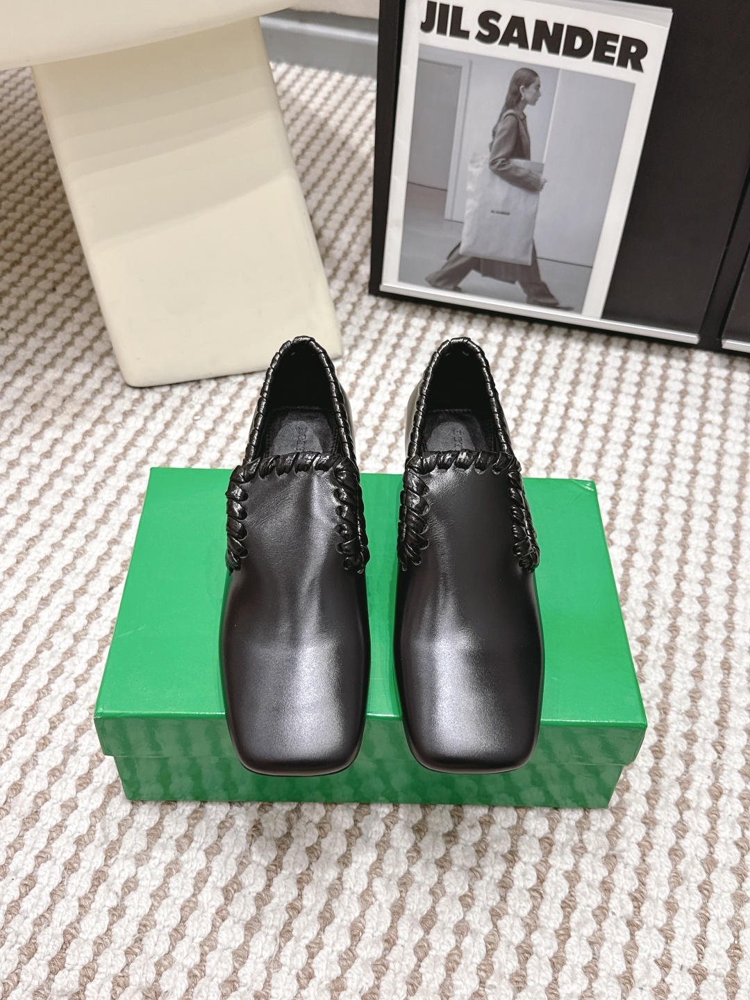 NO:789838,Purchasing level BV 26/early spring, medium heel square toe, small leather shoes, family elements, square heel, open edge vermilion series, loafers, medium heel design, high-end, built-in feet, personalized square toe, this classic model, simply bv’s latest ceiling, colorful and versatile, handmade, high-end comfortable fabrics are selected from the open edge vermilion series.  Use the original packaging shoes bag and use the glue printing logo process. The market's highest-end hot melt adhesive is used to shape the toe and heel. The uppers are easy to rebound and will not deform. The stitching is made by an Italian computer needle machine. The workmanship is fine. Size: #35-42 (customized at 40.41.42), loafers, high heels, bottega veneta, loafers, high heels, cowhide, Leather soles.19860909代购级 BV 26/ 早春 中跟方头 小皮鞋 家族元素 方形跟 开边朱系列 乐福鞋 中跟设计 高端 内置垫脚 个性方头 这款经典款 简直bv最新天花板 彩色百搭 手工而成 高档舒适面料选用开边朱系列 垫脚内里 选用孟加拉水染牛皮内里 舒适高端 大底选用意大利真皮大底 运用轻染工艺 对标对版 选用原版包装鞋子布袋采用印胶logo工艺 市场最高端采用热熔胶定型鞋头 后跟 易回弹不变形鞋面车线选用意大利电脑针车 做工精细 Size: #35-42 (40.41.42订做),乐福鞋高跟鞋,bottega veneta,loafers,high heels,cowhide,Leather soles,Women's Shoes