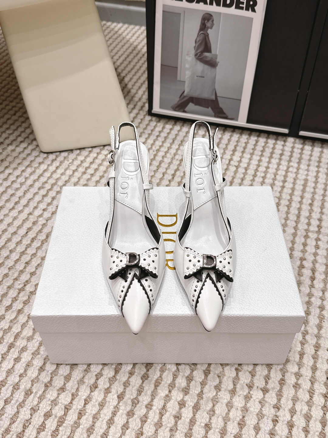 NO:789836,Purchasing-grade Dior 26s new summer style round toe bow high-heeled sandals Dior Dior Pirate Lord series bow high-heeled sandals and slippers Last shape is versatile and slim feet yyds. Three-dimensional and full shape Comfortable on the feet Original molded buckle hardware, very medieval style and full of aura, original bow design style is very retro and classic Perfect details ~ Customized cowhide leather on the upper Customized sheepskin lining Heel height 8cm outsole Italian genuine leather outsole  Size35-39 (40.41.42 customized, non-returnable), high heels and slippers, dior, dior, sandals, high heels, slippers, cowhide, sheepskin, Leather soles19860909代购级 Dior 26s夏季新款 圆头 蝴蝶结 高跟凉拖鞋 Dior 迪奥 海盗爷系列蝴蝶结高跟凉鞋拖鞋 楦型百搭瘦脚yyds.造型立体饱满 上脚舒适 原版模具饰扣五金,非常中古风、气场十足,原版蝴蝶结设计风格非常复古经典 细节完美 ～ 鞋面定制牛皮 内里定制羊皮 跟高8cm 大底意大利真皮大底 Size35-39（40.41.42定制不退换）,高跟鞋拖鞋,dior,dior,sandals,high heels,slippers,cowhide,sheepskin,Leather soles,Women's Shoes