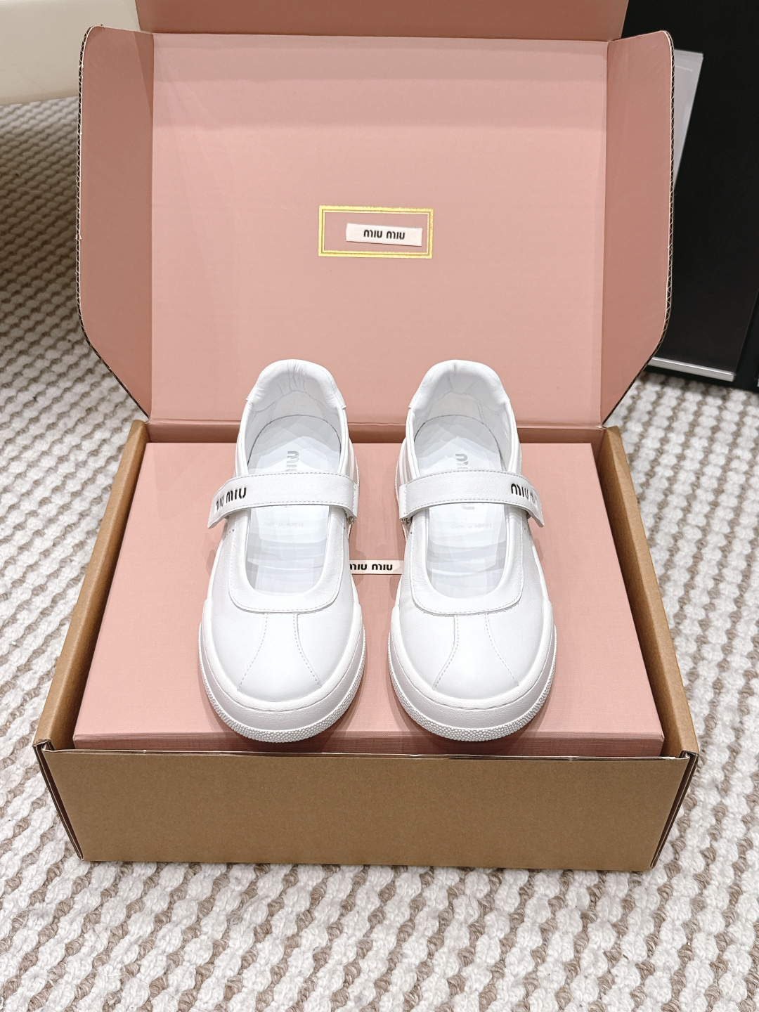Женские балетки Miu Miu белые из натуральной кожи
