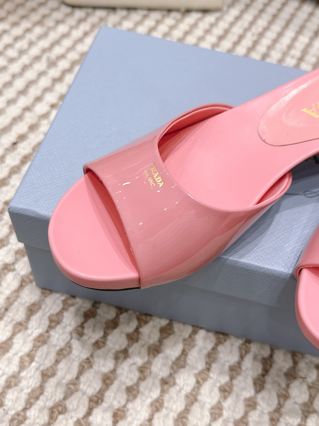 Prada Style Leather Women's Shoes style reference detail image 8 from source 784846
