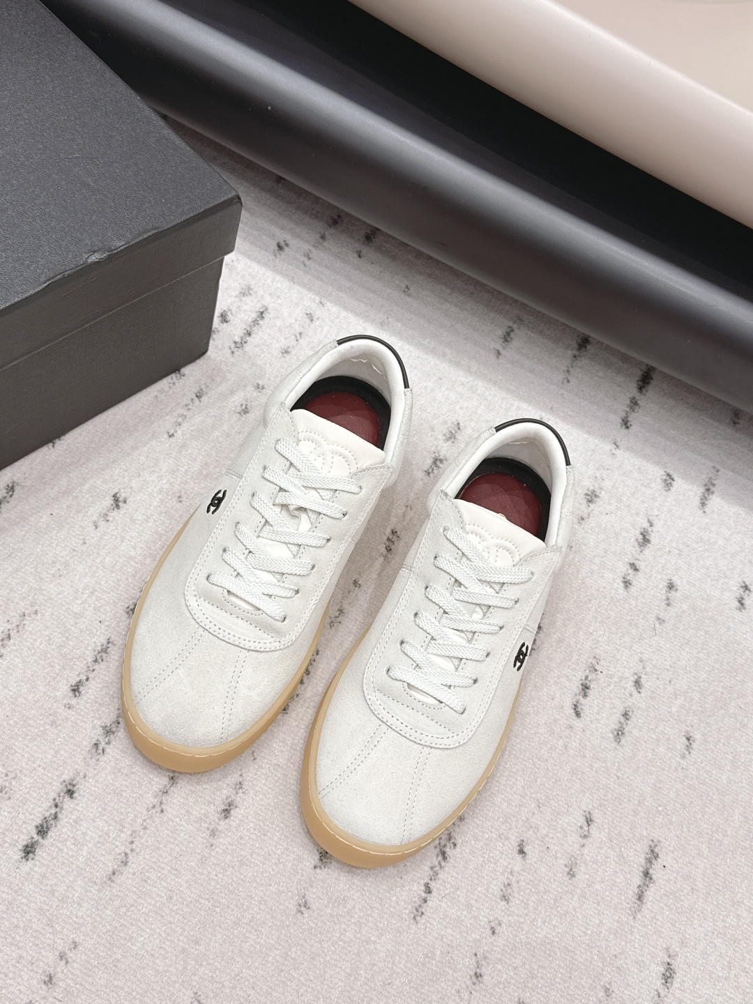NO:873243,: 'Exclusive top version' Xiaoxiang C's 2026 vs early spring latest hot casual series... [Round-toe thick-soled casual shoes] Fairy style, the latest color matching is amazing, irresistible, the latest biscuit shoes are currently super popular colorful casual shoes, the Internet celebrity Xiaohongshu is crazy about hot recommendations, on sale, the silly and cute style brings a bit of retro flavor!  Special shape, very recognizable, slim and long legs, absolutely powerful, very comfortable to wear, good appearance, comfortable, and taller. I must recommend it to everyone, the main feature of this year's series, minimalist style... Fabric: Original customized cow lining: Original customized sheepskin Foot pads: Original customized injection molding Outsole: Original open-molded TPU molded sole Size: 35-39 (40. Customized, non-refundable) Packaging: Original full set of packaging  Color: Official website updated simultaneously, casual shoes/sports shoes, chanel, sneakers, sheepskin19860909: 《独家顶级版本》  小香C家2026vs早春最新火爆休闲系列…【圆头厚底休闲鞋】  仙女款,最新的拼色绝了,无法抗拒,最新饼干鞋目前超级流行的彩色休闲鞋,网红明星小红书狂追热推 发售蠢萌可爱的造型带了点复古味！ 造型特殊,很有辨识度, 显瘦显腿长,绝对实力派,穿上也很舒服,高颜值 舒适,增高 一定要推荐给大家,今年系列的主打, 极简的风格…… 面料: 原版定制牛猄 内里: 原版定制羊皮 垫脚: 原版定制注塑成型 大底: 原版开模TPU成型底 码数: 35-39（40.定制不退换） 包装:原版全套包装 颜色:官网同步更新,休闲鞋/运动鞋,chanel,sneakers,sheepskin,Women's Shoes