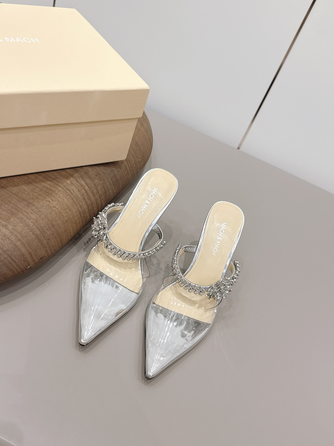 NO:781674,Niche brand Mach&Mach 2026 vs new shoe series... [Pointed diamond chain shoes] Beautiful and cute, pearl bow and winding design make you stand out in the crowd. Paired with any blingbling fairy skirt, it will be the focus, and you will be a Disney princess on the run when you wear it~ Fabric original custom TPU film/diamond chain crafts Original custom sheepskin lining Foot pads original custom sheepskin Outsole: Original custom leather sole Heel height 9.5cm  Size 35-39 (40. Customization is non-returnable) Original full set of packaging Color official website updated simultaneously, semi-drag high heels, high heels, skirts, sheepskin19860909小众品牌Mach&Mach2026vs新款单鞋系列……【尖头钻链单鞋】 又美又嗲、珍珠蝴蝶结加缠绕式设计让你在人群中一眼出挑 搭配任何一件blingbling的仙女裙都是焦点,穿上它就是迪士尼在逃公主～ 面料原版定制TPU胶片/钻链工艺 内里原版定制羊皮 垫脚原版定制羊皮 大底: 原版定制真皮底 跟高9.5cm 码数35-39（40.定制不退换） 包装原版全套包装 颜色官网同步更新,半拖高跟鞋,high heels,skirts,sheepskin,Women's Shoes