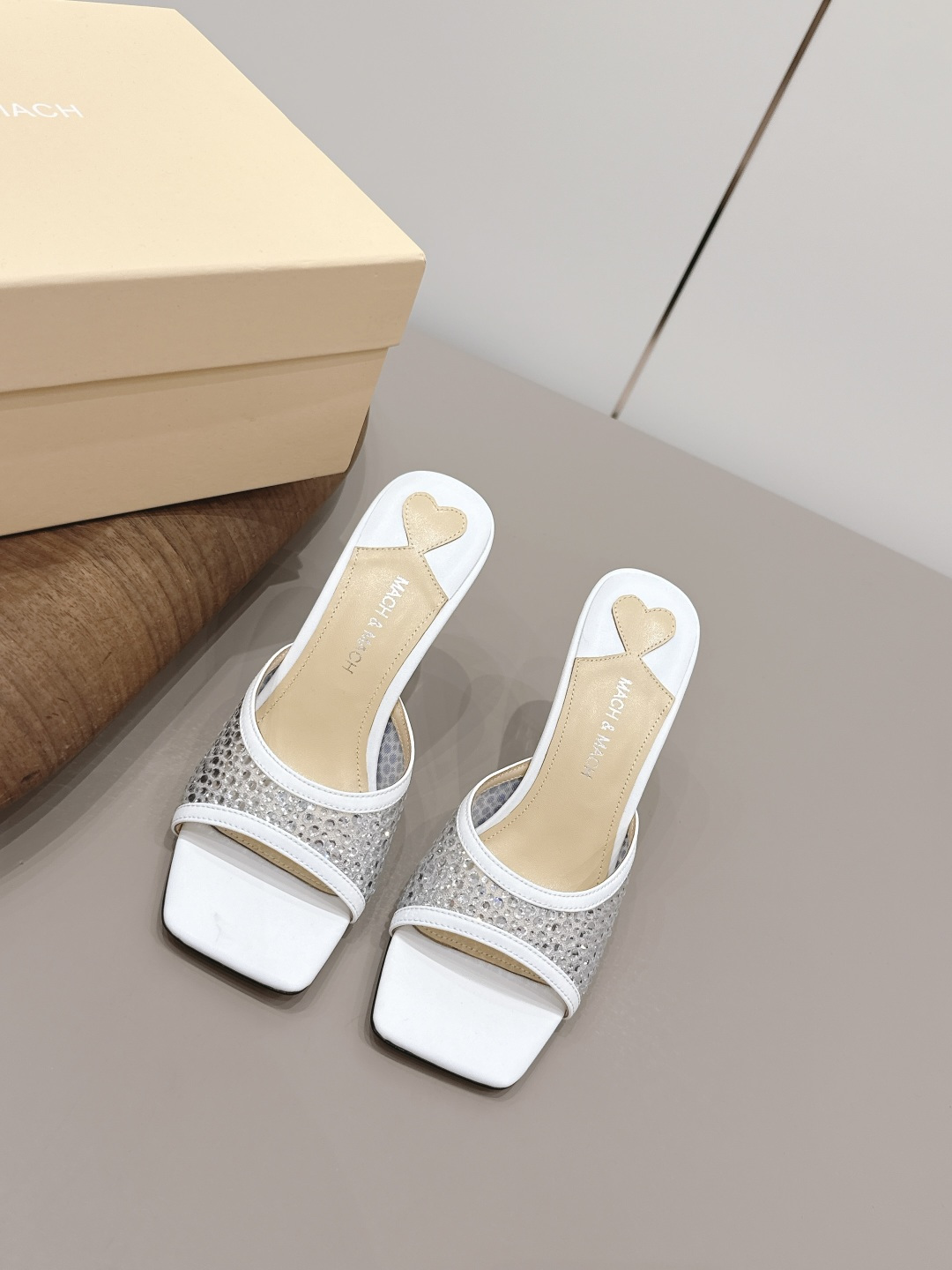 NO:781654,Niche brand Mach&Mach 2026 vs new shoe series... [Square-toe hot-drilled high-heeled sandals] Beautiful and cute, the pearl bow and winding design make you stand out in the crowd. Paired with any blingbling fairy skirt, it will be the focus, and you will be a Disney princess on the run when you wear it ~ Fabric original custom sheepskin/lace/hot-drilled process Original custom sheepskin lining Original custom sheepskin Outsole: Original custom genuine leather sole Heel height 9.5cm  Size 35-39 (40. Customization is non-returnable) Original full set of packaging Color official website updated simultaneously, high heels and slippers, high heels, slippers, skirts, sheepskin19860909小众品牌Mach&Mach2026vs新款单鞋系列……【方头烫钻高跟凉拖】 又美又嗲、珍珠蝴蝶结加缠绕式设计让你在人群中一眼出挑 搭配任何一件blingbling的仙女裙都是焦点,穿上它就是迪士尼在逃公主～ 面料原版定制羊皮/蕾丝/烫钻工艺 内里原版定制羊皮 垫脚原版定制羊皮 大底: 原版定制真皮底 跟高9.5cm 码数35-39（40.定制不退换） 包装原版全套包装 颜色官网同步更新,高跟鞋拖鞋,high heels,slippers,skirts,sheepskin,Women's Shoes