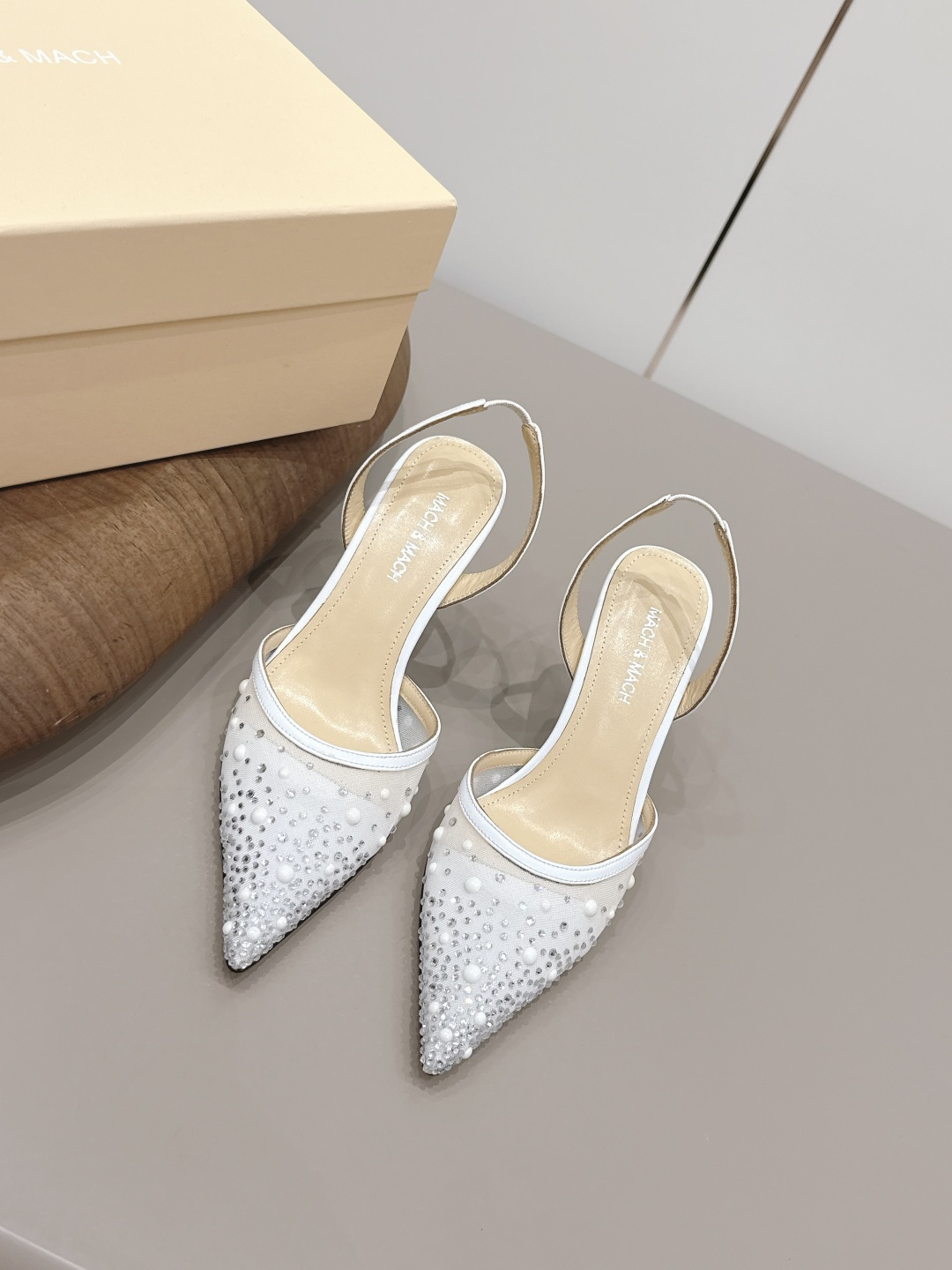 NO:781669,Niche brand Mach&Mach 2026 vs new shoe series... [Pointed toe back empty shoes] Beautiful and cute, pearl bow and winding design make you stand out in the crowd. Paired with any blingbling fairy skirt, it will be the focus, and you will be a Disney princess on the run when you wear it ~ Fabric original custom sheepskin/lace/hot diamond process Original custom sheepskin lining Foot pads original custom sheepskin Outsole: Original custom leather sole Heel height 9.5cm  Size 35-39 (40. Customization is non-refundable) Original full set of packaging Color official website updated simultaneously, high heels and sandals, sandals, high heels, skirts, sheepskin19860909小众品牌Mach&Mach2026vs新款单鞋系列……【尖头后空单鞋】 又美又嗲、珍珠蝴蝶结加缠绕式设计让你在人群中一眼出挑 搭配任何一件blingbling的仙女裙都是焦点,穿上它就是迪士尼在逃公主～ 面料原版定制羊皮/蕾丝/烫钻工艺 内里原版定制羊皮 垫脚原版定制羊皮 大底: 原版定制真皮底 跟高9.5cm 码数35-39（40.定制不退换） 包装原版全套包装 颜色官网同步更新,高跟鞋凉鞋,sandals,high heels,skirts,sheepskin,Women's Shoes