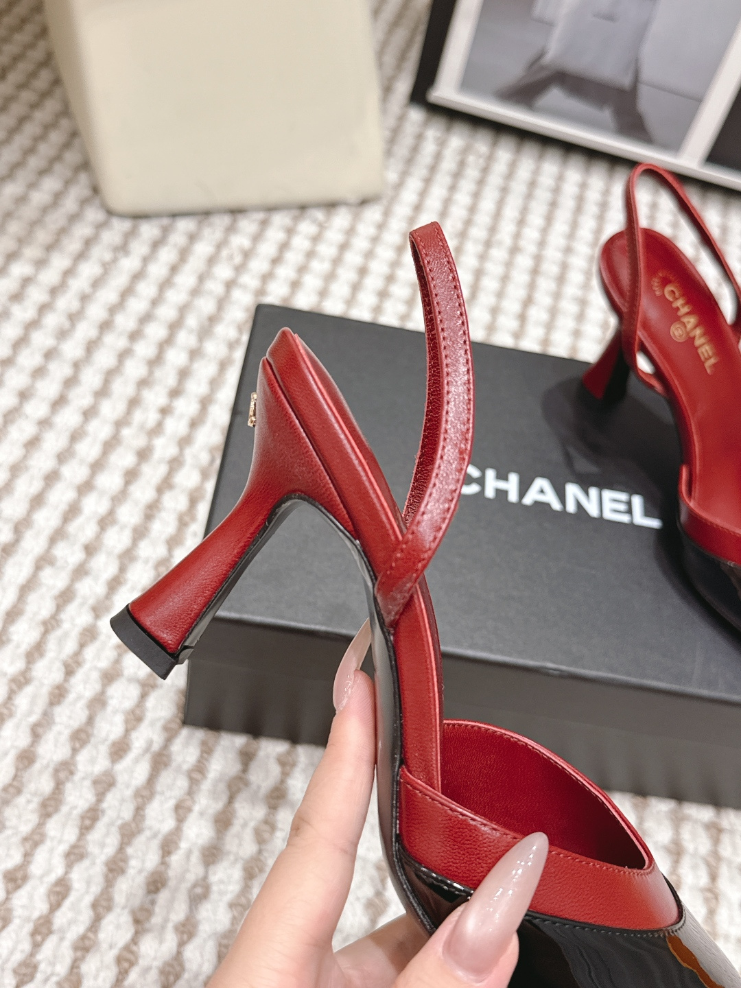 CHANEL小香 26ss 早春新款 后空大方头跟鞋，复古法式优雅感，高级感十足 香奶奶后空玛丽珍凉鞋，