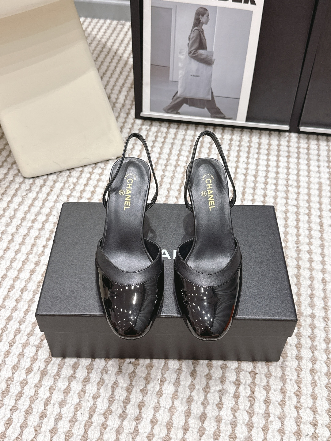 NO:783942,CHANEL Xiaoxiang 26ss early spring new model, large square toe heels with empty back, retro French elegance, full of high-end sense. Xiang Grandma Mary Jane sandals with empty back, a pair of sandals that are very popular recently!  The large square toe design directly lengthens the legs!  A very white fairy style. It completely interprets French romance!  The fabric is imported mixed sheepskin, the lining is sheepskin, soft and delicate, 100% comfortable for the feet, beautiful and super feminine at the same time, Italian genuine leather outsole Size#35-40 (40 is custom-made and non-returnable), sandals, chanel, sandals, mary jane, sheepskin, Leather soles19860909CHANEL小香 26ss 早春新款 后空大方头跟鞋,复古法式优雅感,高级感十足 香奶奶后空玛丽珍凉鞋,最近很火的一双凉鞋！大方头设计直接拉长腿型！很显白的神仙款型.完全诠释法式浪漫！ 面料进口混种羊皮,内里垫脚羊皮,柔软细腻,脚感舒适度百分百,美观的同时又超显女人味,意大利真皮大底 Size#35-40（40 订做不退换）,凉鞋,chanel,sandals,mary jane,sheepskin,Leather soles,Women's Shoes