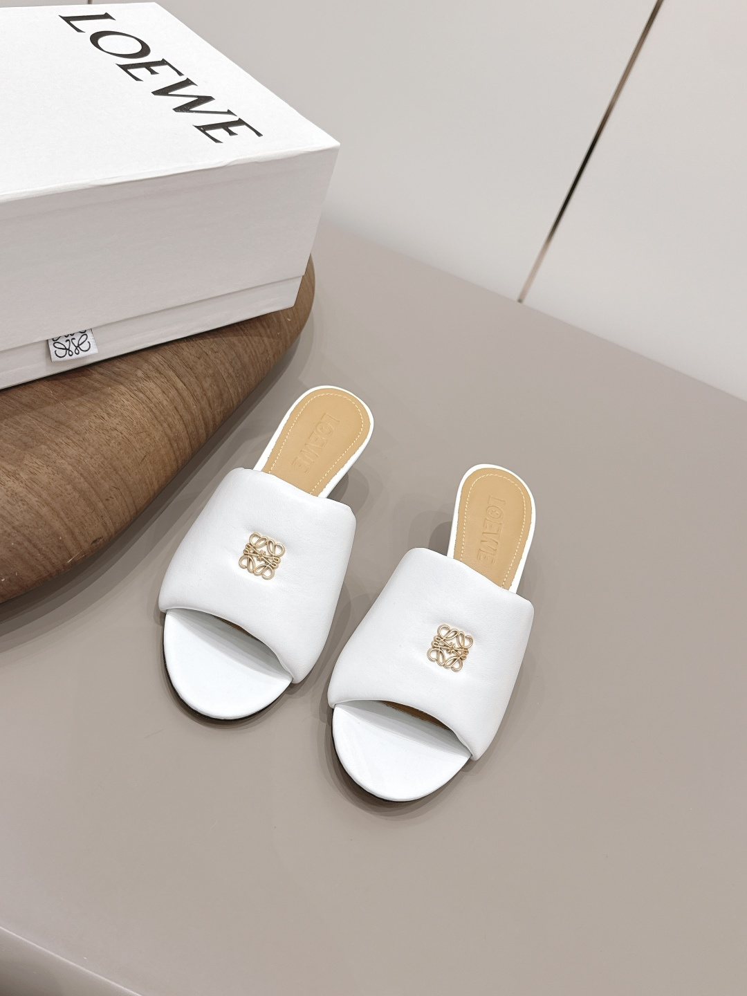 NO:873366,'Exclusive top version' LOEW* Luo Yiwei 26 vs the latest popular spring and summer series... [Round toe square buckle o sandals] 26 years of top Italian designers, the latest element heel design, good to see the fairy cry, Valentine's Day limited edition, the shoelaces are fully oiled and the detailed design is very interesting. At the same time, the overall shoe shape in the front is a very classic simple thin strap style, the collision of seriousness and humor, very dramatic ~ the ultimate interpretation of surrealism  Full of surprising and innovative camp aesthetics, full of fun. Fabric original custom sheepskin/square buckle technology Original custom sheepskin lining Original custom sheepskin Foot pads Original custom injection molded leather sole Heel height 4.5cm Size 35-39 (40.41.42. Customized non-refundable) Packaging Original full set of packaging Color: official website synchronization update, slippers, loewe, slippers, sheepskin19860909《独家顶级版本》 LOEW*罗*意威26vs 春夏最新爆款系列…【圆头方扣o凉拖】  26年意大利顶级设计师,最新元素鞋跟设 计,好看到仙女落泪,情人节限定款,鞋 带全油边细节设计极具趣味性,同时前面 整体鞋型又是很经典的简约细带款,严肃 与幽默的碰撞,很有戏剧感～超现实主义 的极致演绎 饱含出奇新意的坎普美学 妙 趣横生. 面料原版定制羊皮/方扣工艺 内里原版定制羊皮 垫脚原版定制羊皮 大底原版定制注塑真皮底 跟高4.5cm 码数35-39（40.41.42.定制不退换） 包装原版全套包装 颜色:官网同步 更新,拖鞋,loewe,slippers,sheepskin,Women's Shoes
