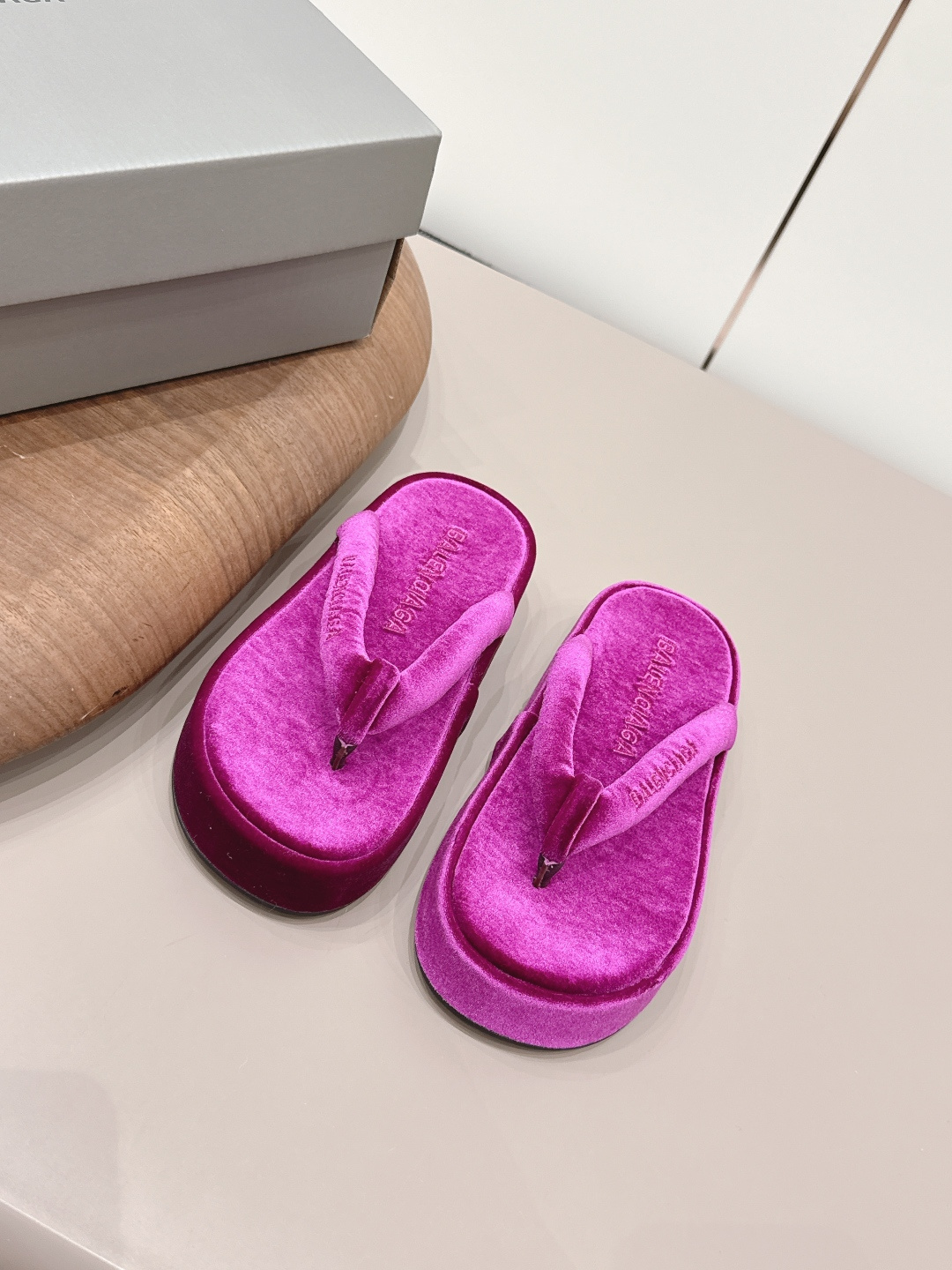 NO:873343,: 'Exclusive top version' Balenciaga Balenciaga 26 vs spring and summer sandals series... [Round-toe thong thick-soled sandals] Original purchase and development, one-to-one production Balenciaga. The overall shoe shape draws on the creative ideas of Balenciaga Track and Balenciaga Runner. It is equivalent to removing the outer frame of the Track shoe body while inheriting the Runner's streamlined shape and beach Velcro technology, used as a concave shape... Fabric: Original customized velvet Inner:  Original customized velvet Foot pads: Original customized velvet Outsole: Original molded TPU negative Code number: 36-39 (40.41.42. Customized) Packaging: Original full set of packaging Color: Official website updated simultaneously, split-toe shoes, balenciaga, balenciaga19860909: 《独家顶级版本》 Balenciaga巴黎世家26vs春夏凉拖系列……【圆头夹趾厚底凉拖】 原版购入开发,一比一做货Balenciaga 整体鞋型汲取了Balenciaga Track和Balenciaga Runner两款鞋型的创作思路 相当于把 Track鞋身的外框拆了下来 同时继承了 Runner的流线造型和沙滩魔术贴工艺,用作凹造型…… 面料: 原版定制天鹅绒 内里: 原版定制天鹅绒 垫脚: 原版定制天鹅绒 大底: 原版开模TPU底片 码数: 36-39（40.41.42.定制） 包装: 原版全套包装 颜色:官网同步更新,分趾鞋,balenciaga,balenciaga,Women's Shoes