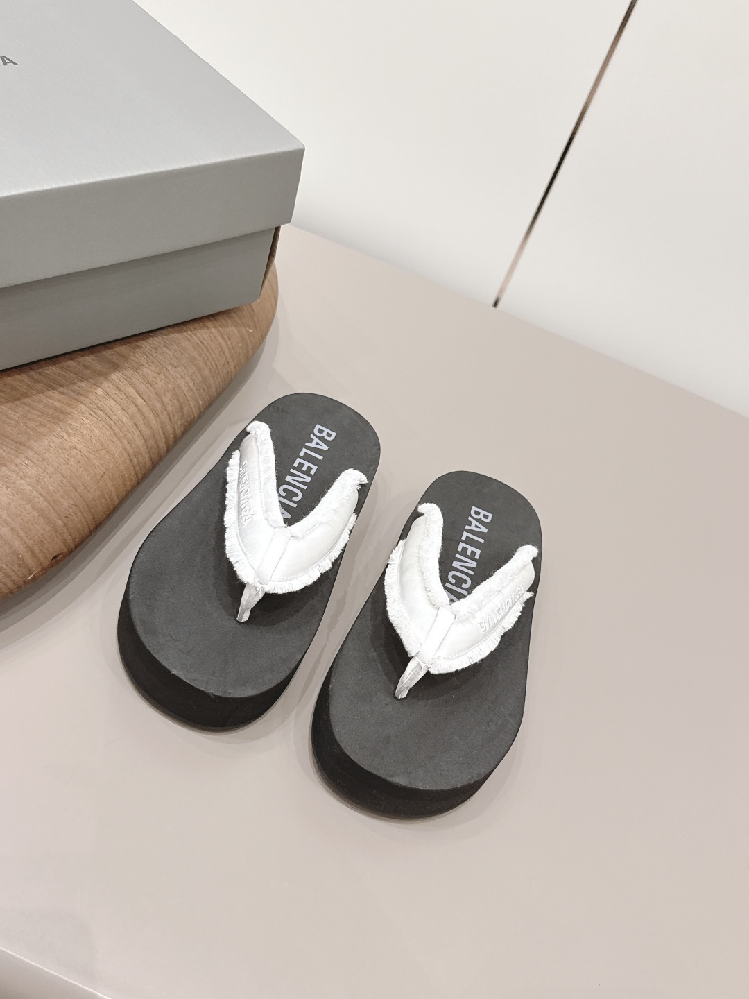 NO:873351,: 'Exclusive top version' Balenciaga Balenciaga 26 vs spring and summer sandals series... [Round-toe thong thick-soled sandals] Original purchase and development, one-to-one Balenciaga production. The overall shoe shape draws on the creative ideas of Balenciaga Track and Balenciaga Runner. It is equivalent to removing the outer frame of the Track shoe body while inheriting the Runner's streamlined shape and beach Velcro technology for concave shape... Fabric: Original custom silk cloth/hair craftsmanship  Lining: Original customized sheepskin Foot pads: Original molded foam molding Outsole: Original molded TPU negative Code number: 36-39 (customized at 40.41.42.) Packaging: Original full set of packaging Color: Official website updated simultaneously, split-toe shoes, balenciaga, balenciaga, sheepskin, real silk19860909: 《独家顶级版本》 Balenciaga巴黎世家26vs春夏凉拖系列……【圆头夹趾厚底凉拖】 原版购入开发,一比一做货Balenciaga 整体鞋型汲取了Balenciaga Track和Balenciaga Runner两款鞋型的创作思路 相当于把 Track鞋身的外框拆了下来 同时继承了 Runner的流线造型和沙滩魔术贴工艺,用作凹造型…… 面料: 原版定制真丝布/毛须工艺 内里: 原版定制羊皮 垫脚: 原版开模发泡成型 大底: 原版开模TPU底片 码数: 36-39（40.41.42.定制） 包装: 原版全套包装 颜色:官网同步更新,分趾鞋,balenciaga,balenciaga,sheepskin,real silk,Women's Shoes