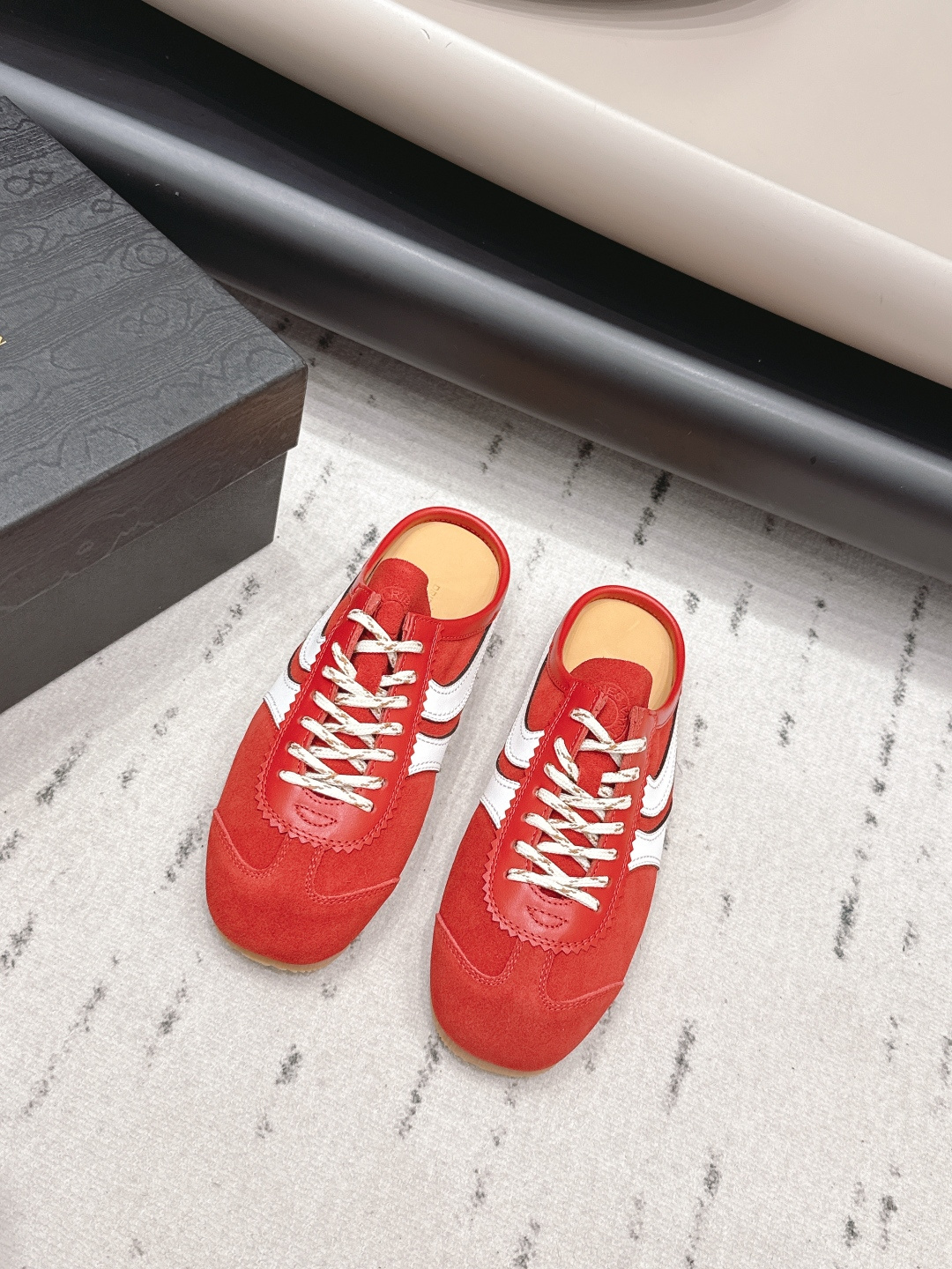 NO:873375,: Couple 'Exclusive top version' Dries Van Noten niche 2026 vs the latest casual series for spring and summer... [Retro niche casual shoes] DVN sneakers. Designers transform, distort and subvert classic elements to create practical, design-rich and wearable sneakers. The new season's suede sneakers are inspired by the marathon sports of the 1970s. The shoe shape is based on marathon sneakers, with vibrant colors of green, red, orange, etc.  DVN's representative colors, practicality and fashion are perfectly balanced. Exquisite packaging at the delivery counter. Original custom-made cowhide/cow leather fabric. Original custom-made sheepskin lining. Original custom-made sheepskin outsole. Original open-molded non-slip rubber outsole. Size 35-44 (41 for women and 45 for men. Customized and non-returnable). Original full set of packaging. Color official website updated simultaneously, semi-trailers, sneakers, cowhide, sheepskin, chamois leather19860909: 情侣《独家顶级版本》 Dries Van Noten小众2026vs春夏最新休闲系列……【复古小众休闲鞋】 DVN运动鞋 设计师通过改造、扭曲和颠覆经典元素,打造出实用而富有设计感实穿的运动鞋履.新一季的麂皮运动鞋,灵感来源于70年代的马拉松竞技运动.鞋型以马拉松运动鞋为设计原型,搭配极具生命力色彩的绿色、红色、橙色等 DVN代表性的色彩,实用性与时尚性得到完美的平衡 配送专柜精美包装 面料原版定制牛皮/牛猄 内里原版定制羊皮 垫脚原版定制羊皮 大底原版开模防滑生胶大底 码数35-44（女41男45定制不退换） 包装原版全套包装 颜色官网同步更新,半拖,sneakers,cowhide,sheepskin,chamois leather,Women's Shoes
