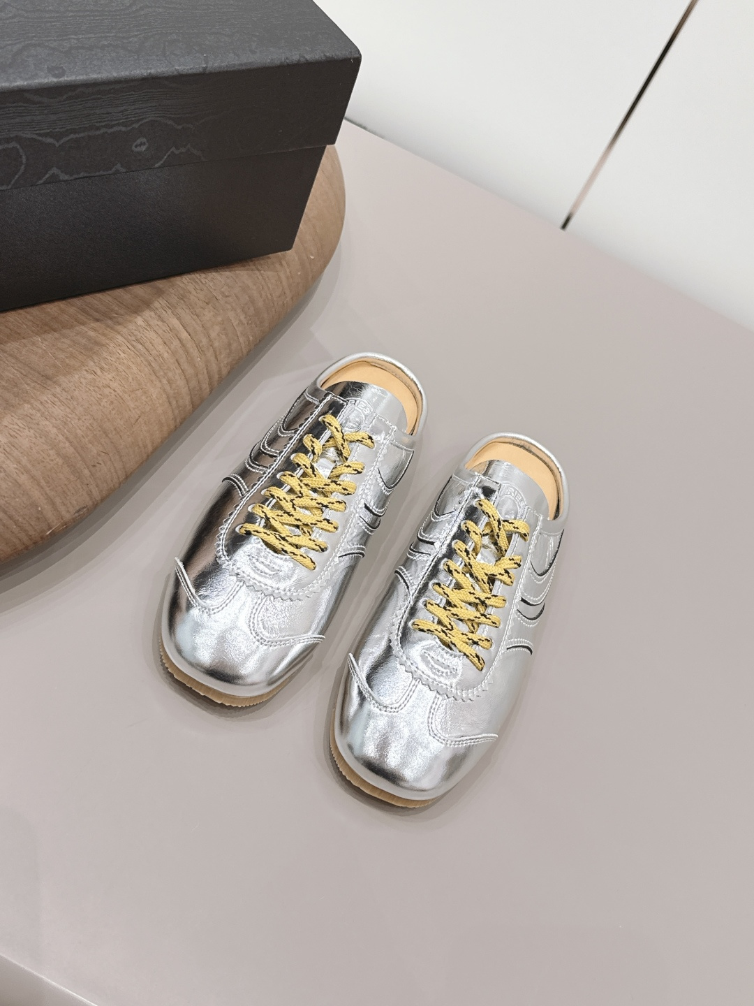 NO:873384,: Couple 'Exclusive top version' Dries Van Noten niche 2026 vs the latest casual series for spring and summer... [Retro niche casual shoes] DVN sneakers. Designers transform, distort and subvert classic elements to create practical, design-rich and wearable sneakers. The new season's suede sneakers are inspired by the marathon sports of the 1970s. The shoe shape is based on marathon sneakers, with vibrant colors of green, red, orange, etc.  DVN's representative colors, practicality and fashion are perfectly balanced. Exquisite packaging at the delivery counter. Fabric original custom cowhide. Lining original custom sheepskin. Foot original custom sheepskin outsole. Original open mold non-slip rubber outsole. Number of sizes 35-44 (41 for women and 45 for men. Customized and non-returnable). Original full set of packaging. Colors are updated simultaneously on the official website, semi-trailers, sneakers, cowhide, sheepskin, chamois leather.19860909: 情侣《独家顶级版本》 Dries Van Noten小众2026vs春夏最新休闲系列……【复古小众休闲鞋】 DVN运动鞋 设计师通过改造、扭曲和颠覆经典元素,打造出实用而富有设计感实穿的运动鞋履.新一季的麂皮运动鞋,灵感来源于70年代的马拉松竞技运动.鞋型以马拉松运动鞋为设计原型,搭配极具生命力色彩的绿色、红色、橙色等 DVN代表性的色彩,实用性与时尚性得到完美的平衡 配送专柜精美包装 面料原版定制牛皮 内里原版定制羊皮 垫脚原版定制羊皮 大底原版开模防滑生胶大底 码数35-44（女41男45定制不退换） 包装原版全套包装 颜色官网同步更新,半拖,sneakers,cowhide,sheepskin,chamois leather,Women's Shoes