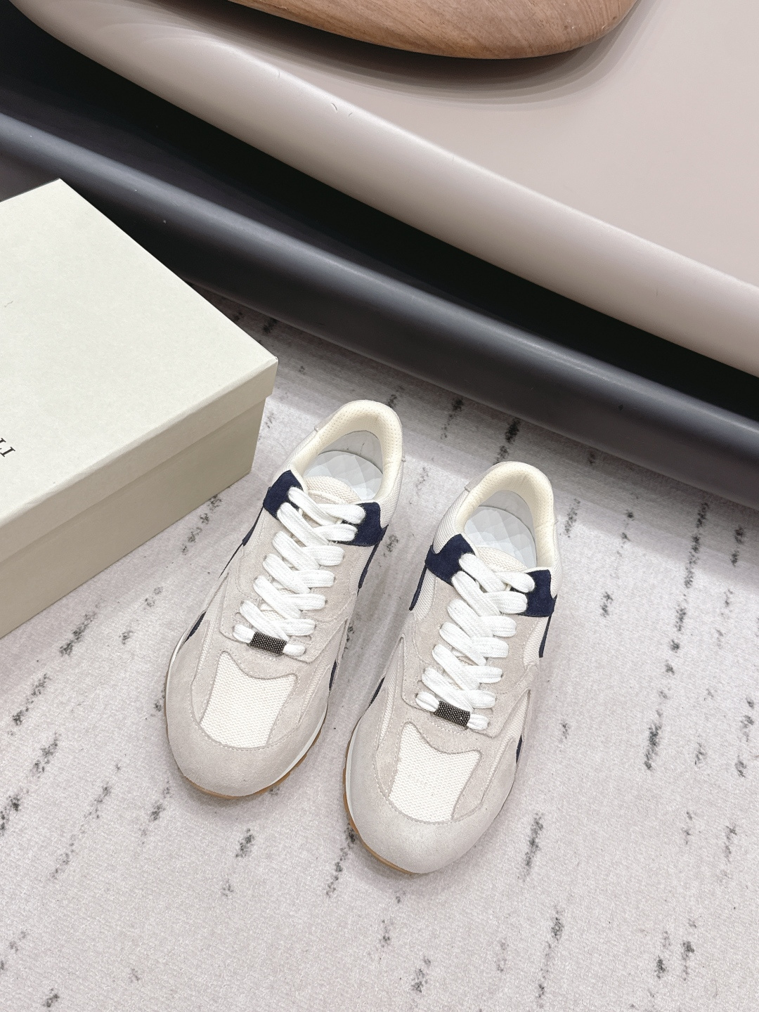 NO:873404,'Exclusive Top Edition' BrunelloCucinell*·BC 26vs the latest casual series in early spring... Casual shoes have always been very feminine, elegant, refined, not hasty or slow, and have a kind of temperament that many loafers cannot match. But if pointed-toe high-heeled shoes are tired after being worn for a long time, then a pair of round-toe thick-soled casual shoes that are easy to wear and look good are just needed. Imported deerskin, fine leather, and the feel of the foot is very important. Needless to say, this needs no more explanation. Women know the importance of a good pair of shoes.  To avoid all kinds of friction and wear on your feet, a delicate texture is a must... Fabric: Original customized suede/technical fabric Lining: Original customized breathable mesh Foot pads: Original customized sheepskin Outsole: Original open-molded TPU molded sole Bottom height: 2cm Size: 35-39 (40.41.42. Customization is non-returnable) Packaging: Original full set of packaging Color: Official website updated simultaneously, casual shoes/sports shoes, brunello  cucinelli,loafers,high heels,sneakers,sheepskin,chamois leather19860909《独家顶级版》BrunelloCucinell*·BC 26vs早春最新休闲系列… 休闲鞋一贯是很有女人味的 优雅 精致不急不缓 是有一种气质的这是很多乐福鞋比拟不了的 但是如果尖头高跟鞋穿久了累 那么一双好穿好看的圆头厚底休闲鞋就是刚需了 进口鹿皮 皮质细腻 脚感很重要 这个不需要多说 女人太懂一双好鞋的重要性了 避免各种摩擦磨脚 细腻的质感就是必须要有的… 面料: 原版定制麂皮/科技布料 内里: 原版定制透气网 垫脚: 原版定制羊皮 大底: 原版开模TPU成型底 底高: 2cm 码数: 35-39（40.41.42.定制不退换） 包装: 原版全套包装 颜色:官网同步更新,休闲鞋/运动鞋,brunello cucinelli,loafers,high heels,sneakers,sheepskin,chamois leather,Women's Shoes